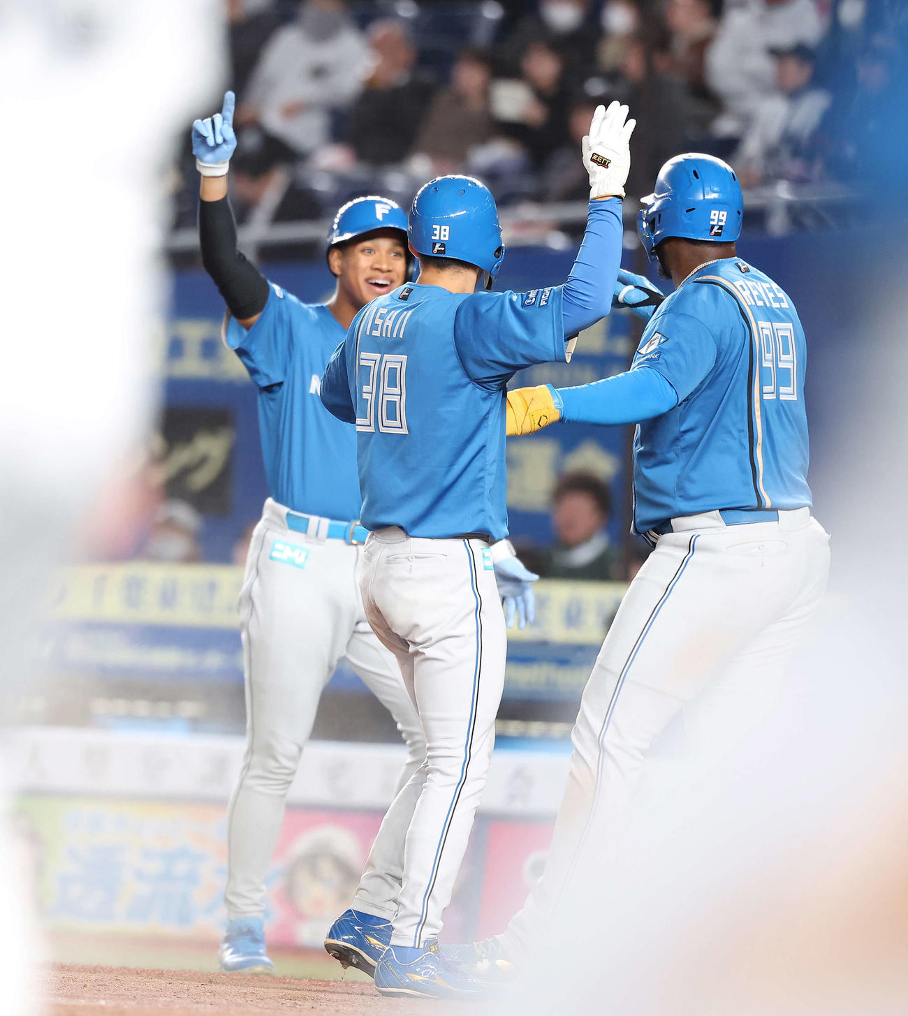 ロッテ対日本ハム　6回表1死満塁、吉田賢吾の3点適時三塁打で生還する、左から万波、石井、レイエス（撮影・河田真司）