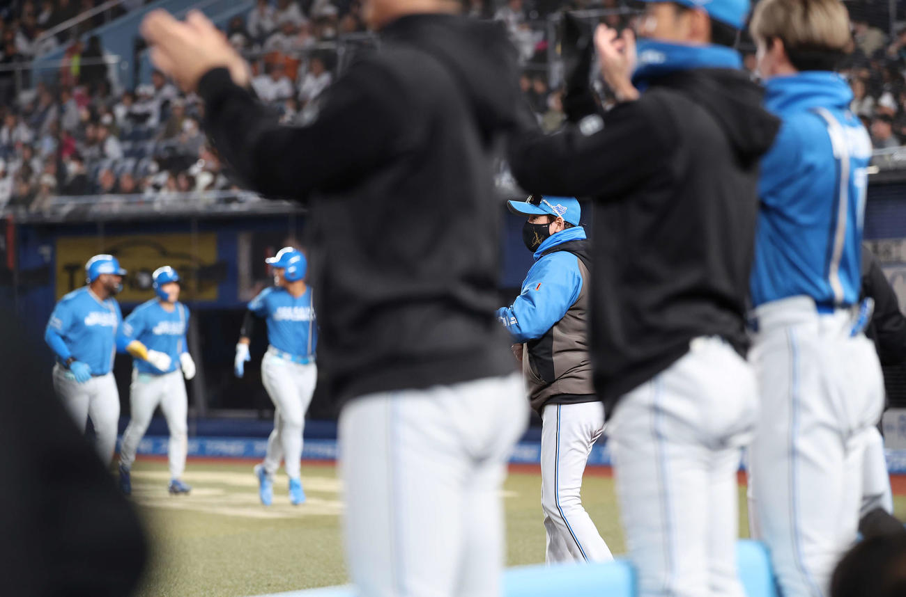 ロッテ対日本ハム　6回表1死満塁、吉田が3点適時三塁打を放ちベンチから出る日本ハム新庄監督（撮影・河田真司）