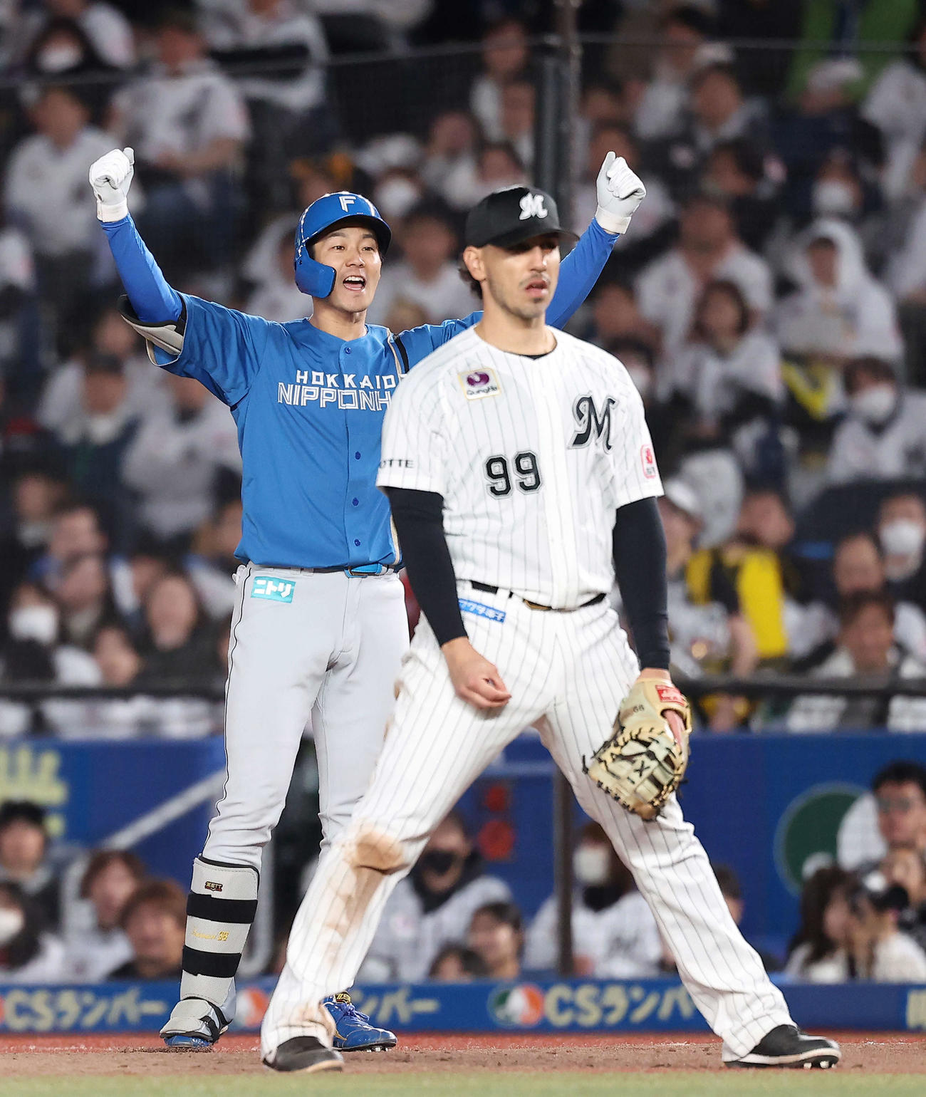 ロッテ対日本ハム　6回表1死満塁、左前適時打を放ちガッツポーズする石井（撮影・河田真司）