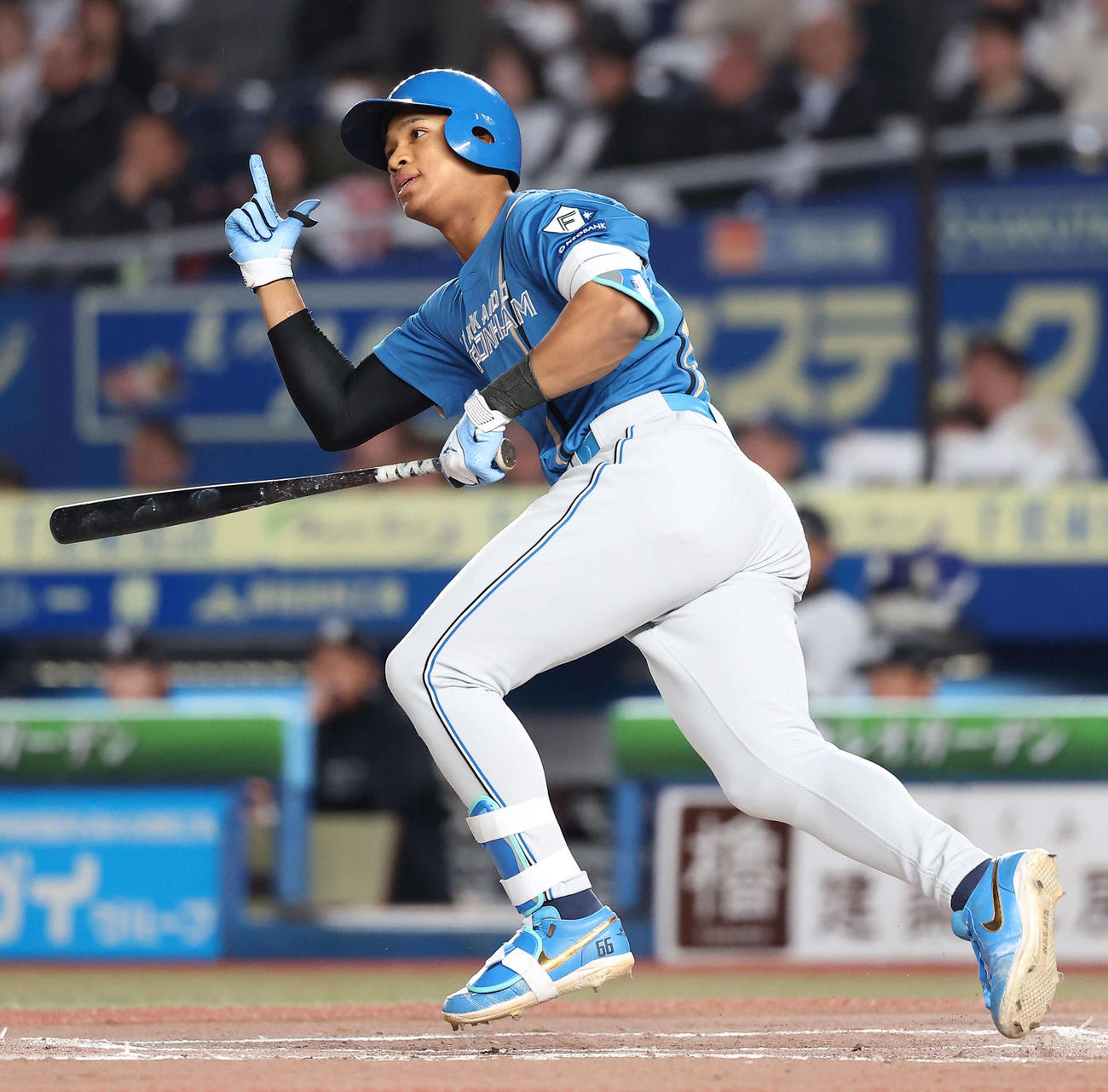 ロッテ対日本ハム　6回表1死満塁、左前同点適時打を放つ万波（撮影・河田真司）