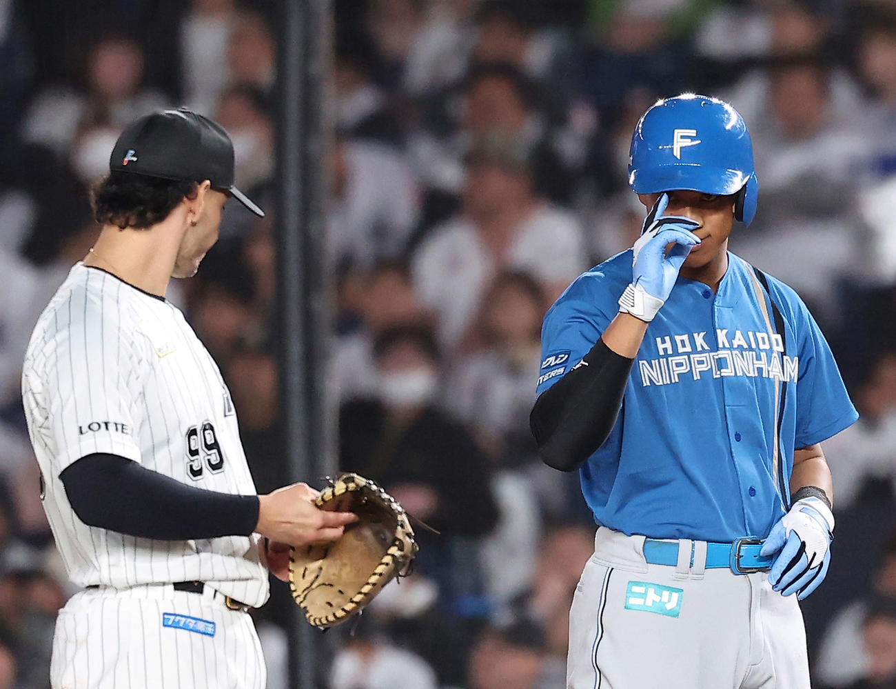 ロッテ対日本ハム　6回表1死満塁、左前同点適時打を放ち出塁する万波（撮影・河田真司）
