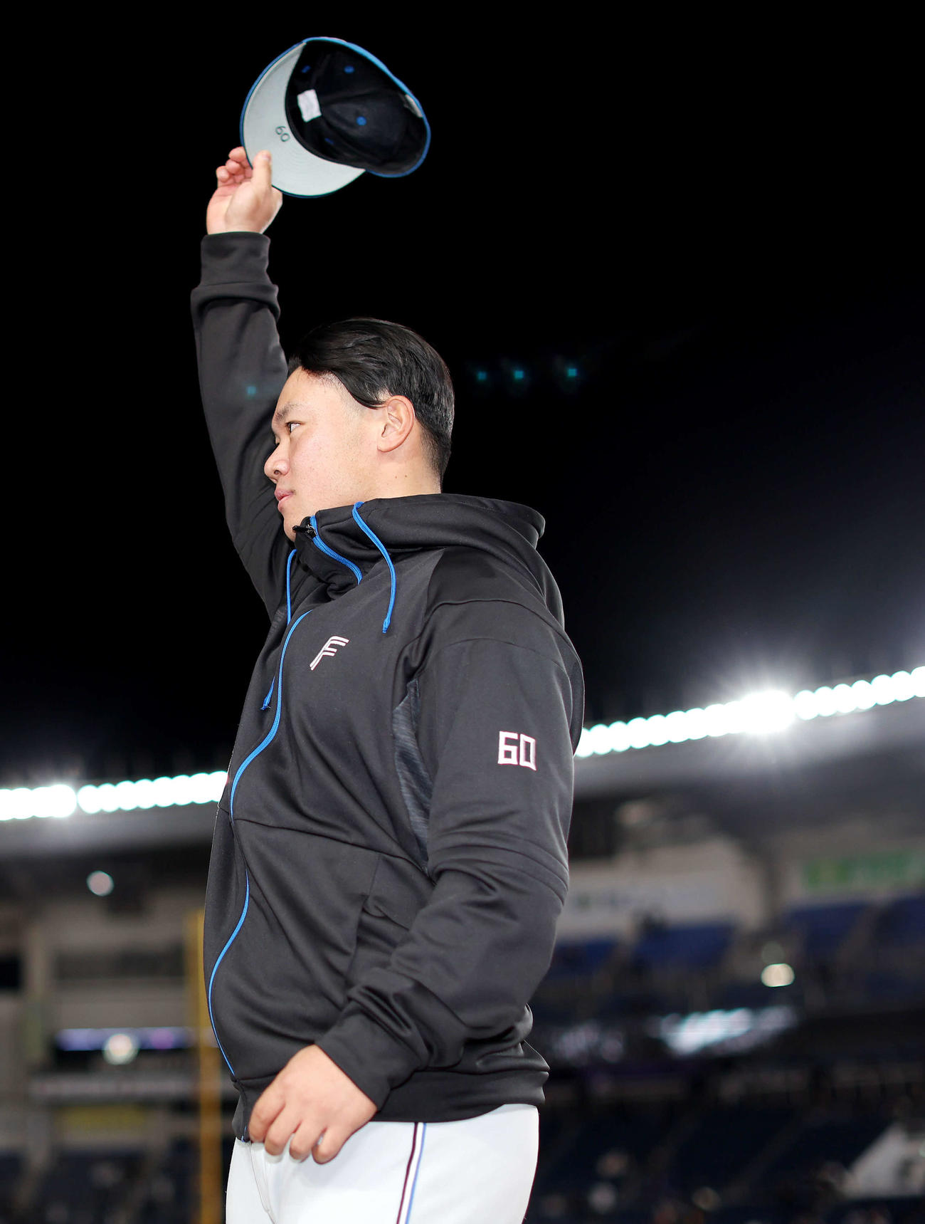 ロッテ対日本ハム　ロッテに勝利し、観客の声援に応えながら引き揚げる日本ハム吉田（撮影・河田真司）