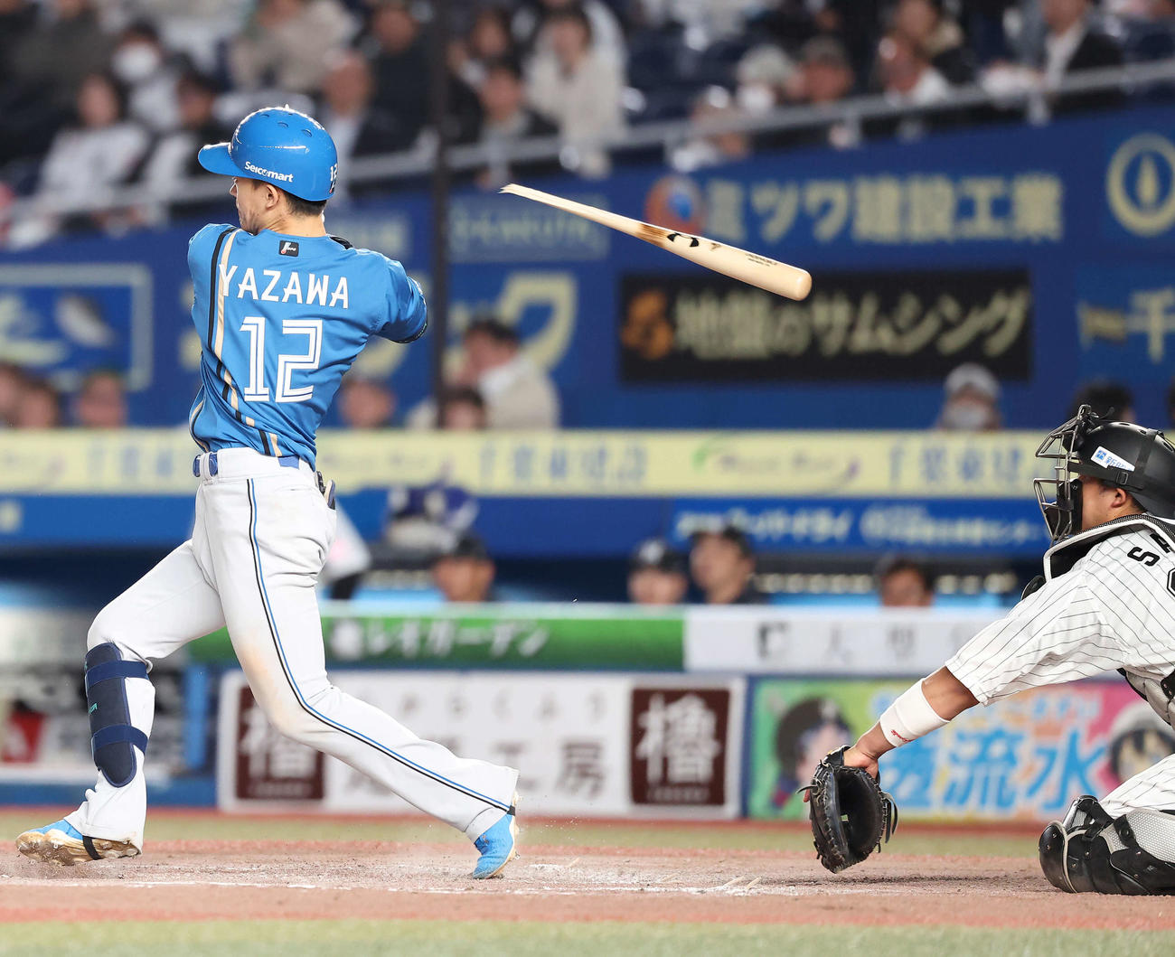 ロッテ対日本ハム　6回表1死二塁、バットが折れる矢沢。捕手佐藤（撮影・河田真司）