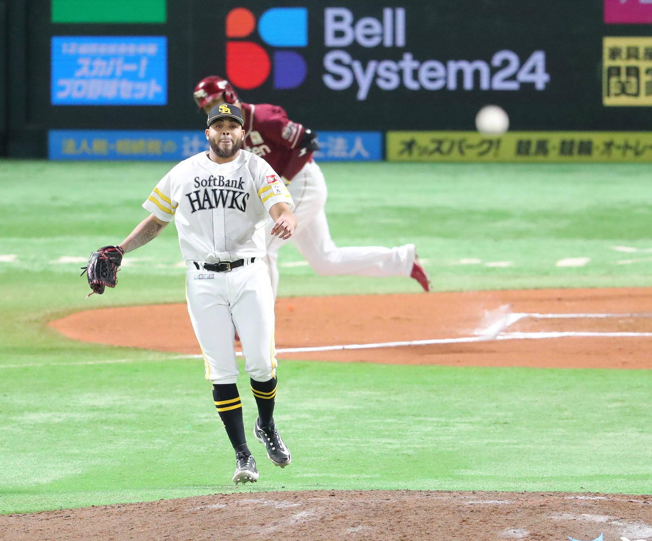 ソフトバンク対楽天　延長10回表楽天2死一、二塁、浅村に中前勝ち越し適時打を浴びるヘルナンデス（撮影・梅根麻紀）