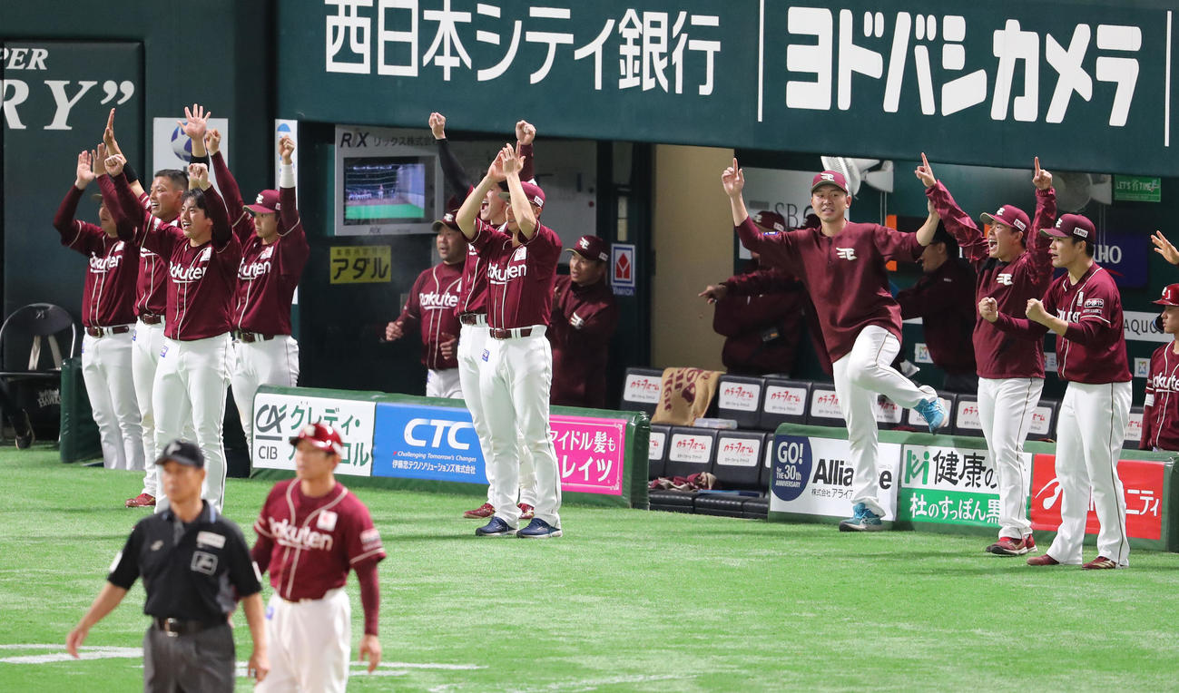 ソフトバンク対楽天　延長10回表楽天2死一、二塁、浅村の中前勝ち越し適時打で大喜びするナイン（撮影・梅根麻紀）