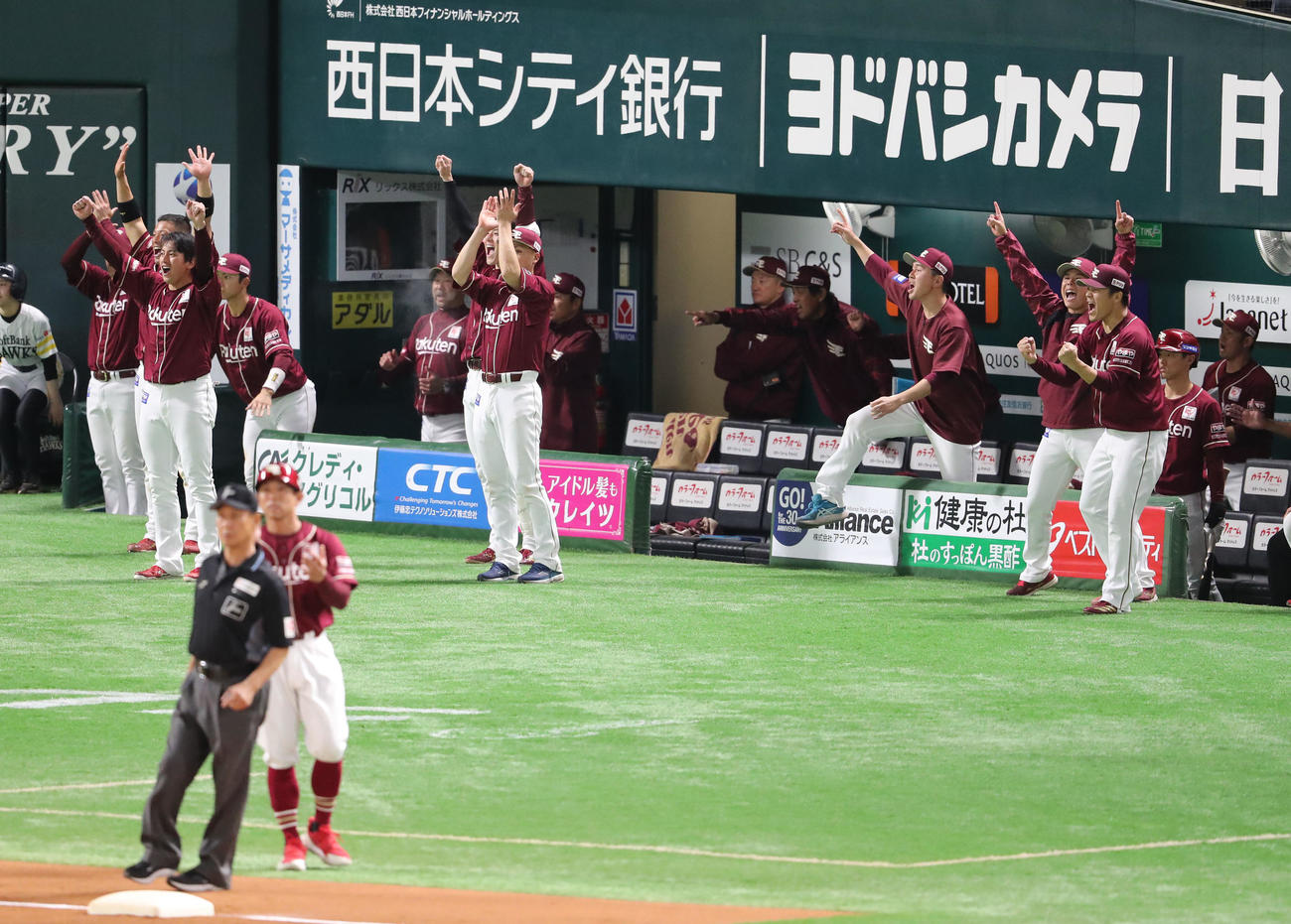ソフトバンク対楽天　延長10回表楽天2死一、二塁、浅村の中前勝ち越し適時打で大喜びするナイン（撮影・梅根麻紀）