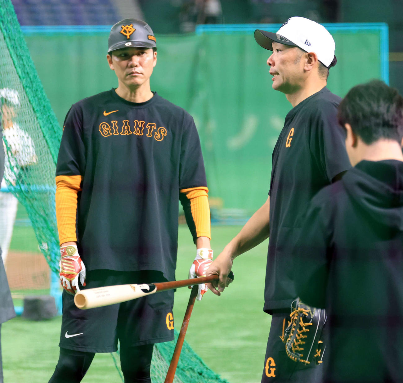 巨人対DeNA　試合前、巨人阿部監督〔右）から指導を受ける坂本（撮影・浅見桂子）