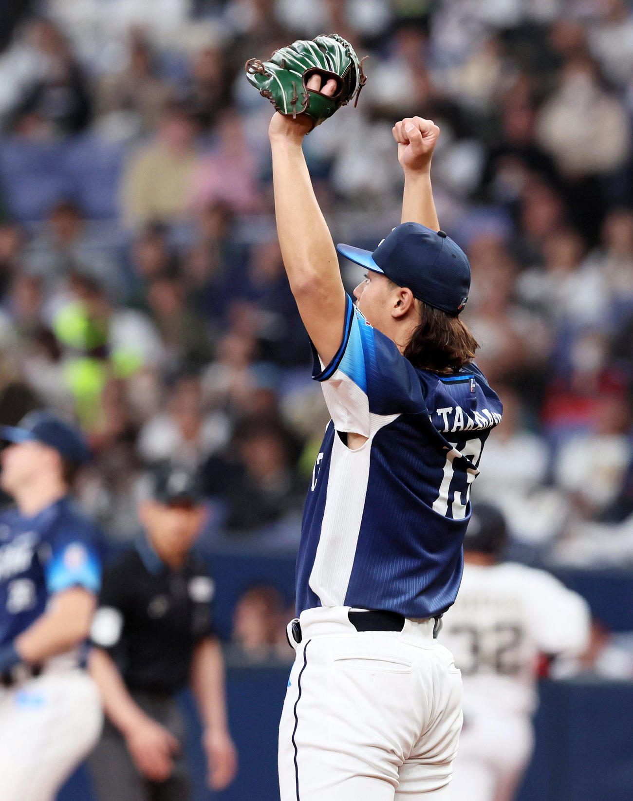 オリックス対西武　5回裏オリックス1死、高橋は福永を遊ゴロに仕留め源田の守備にマウンドでガッツポーズを見せる（撮影・加藤哉）