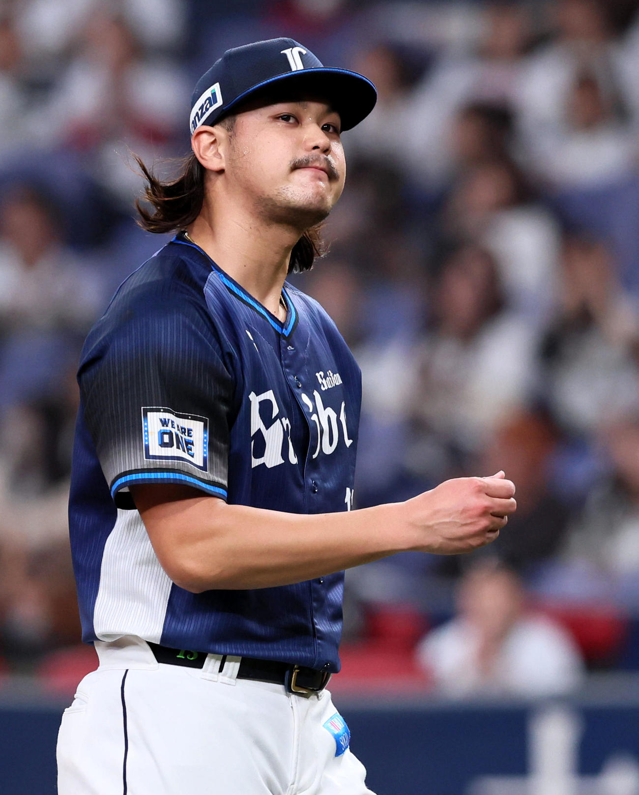 オリックス対西武　2回裏オリックス無死一、二塁、高橋は西野に四球を与え渋い表情（撮影・加藤哉）