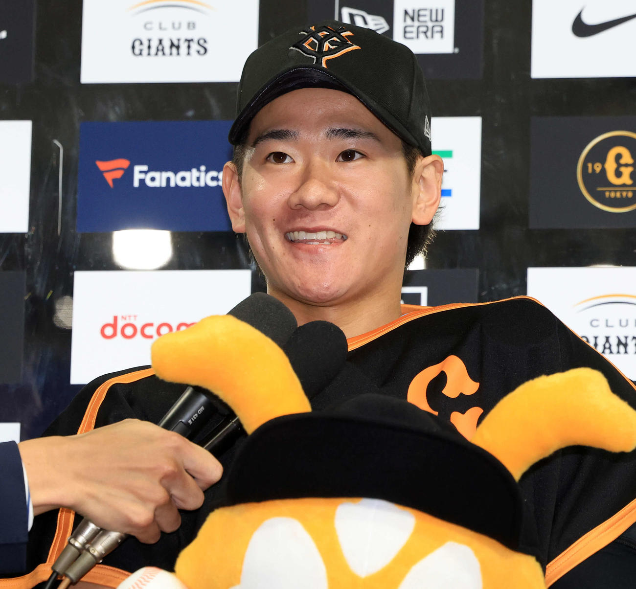 巨人対DeNA　ヒーローインタビューで笑顔の巨人井上（撮影・浅見桂子）