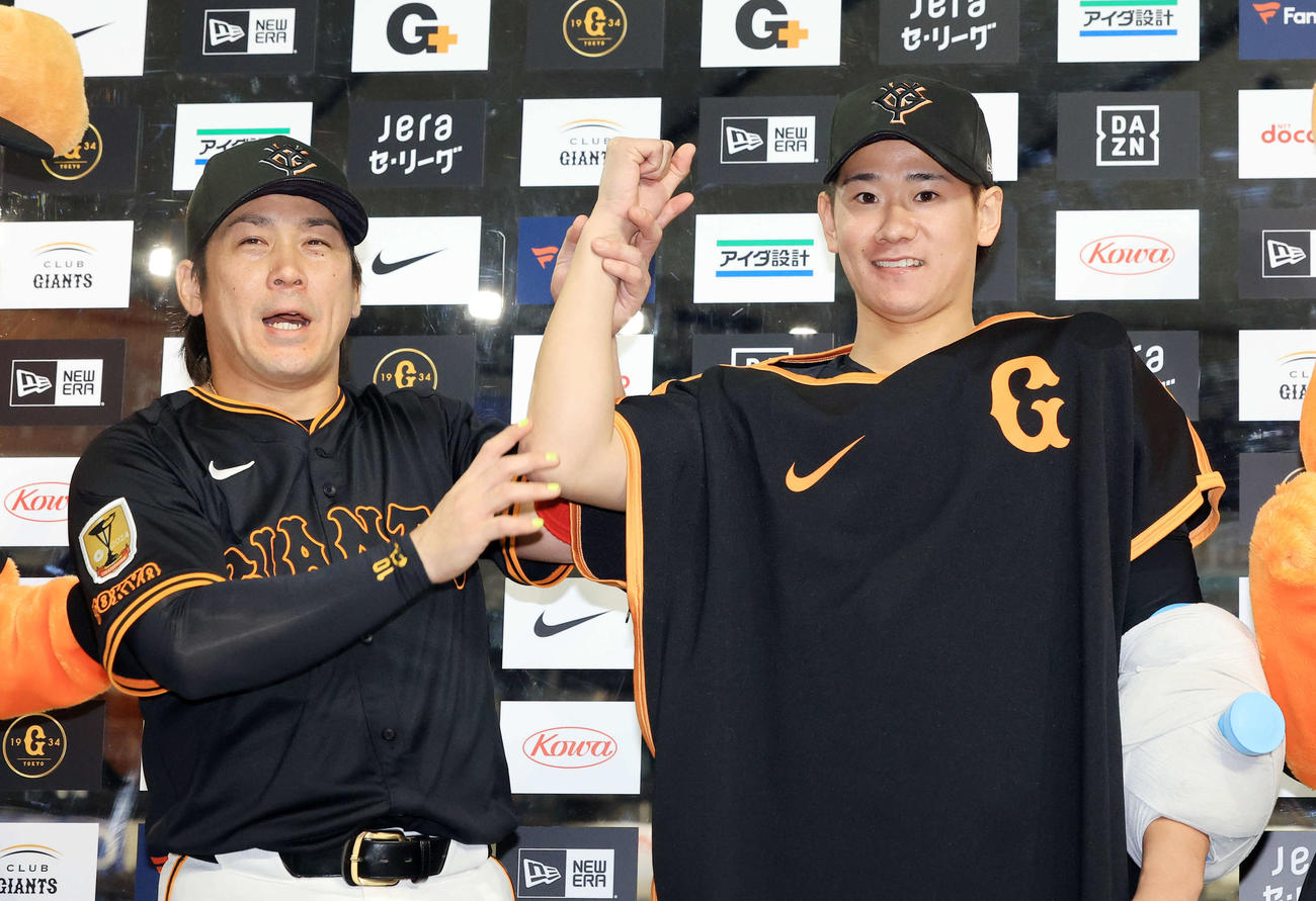 巨人対DeNA　ヒーローインタビューで笑顔でガッツポーズする巨人甲斐（左）と井上（撮影・浅見桂子）