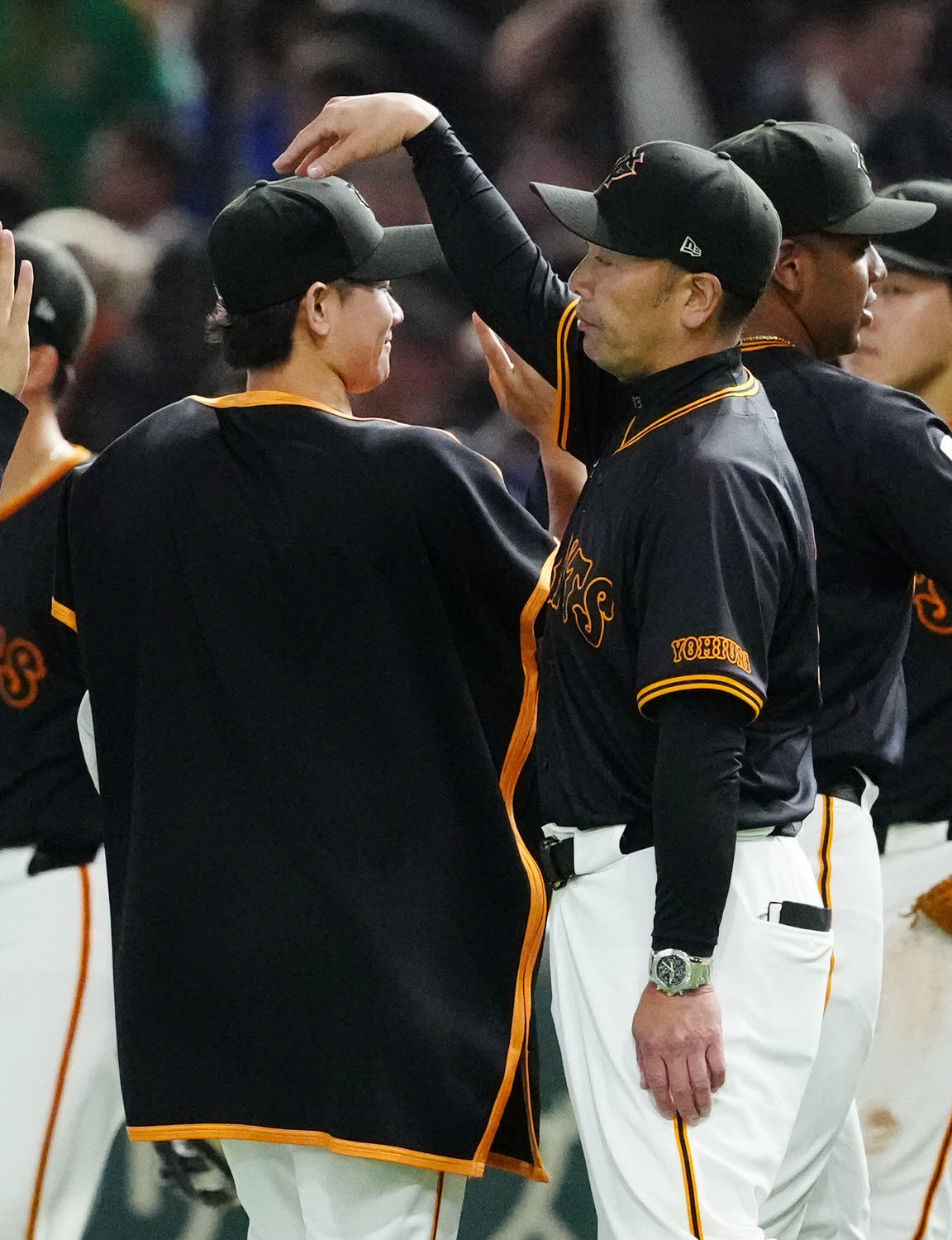 巨人対DeNA　試合後、巨人井上（左）をねぎらう阿部監督（撮影・江口和貴）