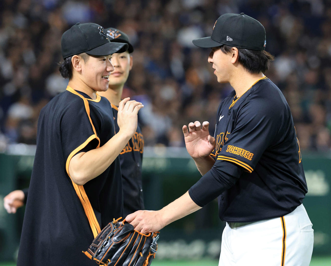 巨人対DeNA 8回表DeNAの攻撃を抑えた大勢（右）を笑顔で迎える井上（撮影・浅見桂子）