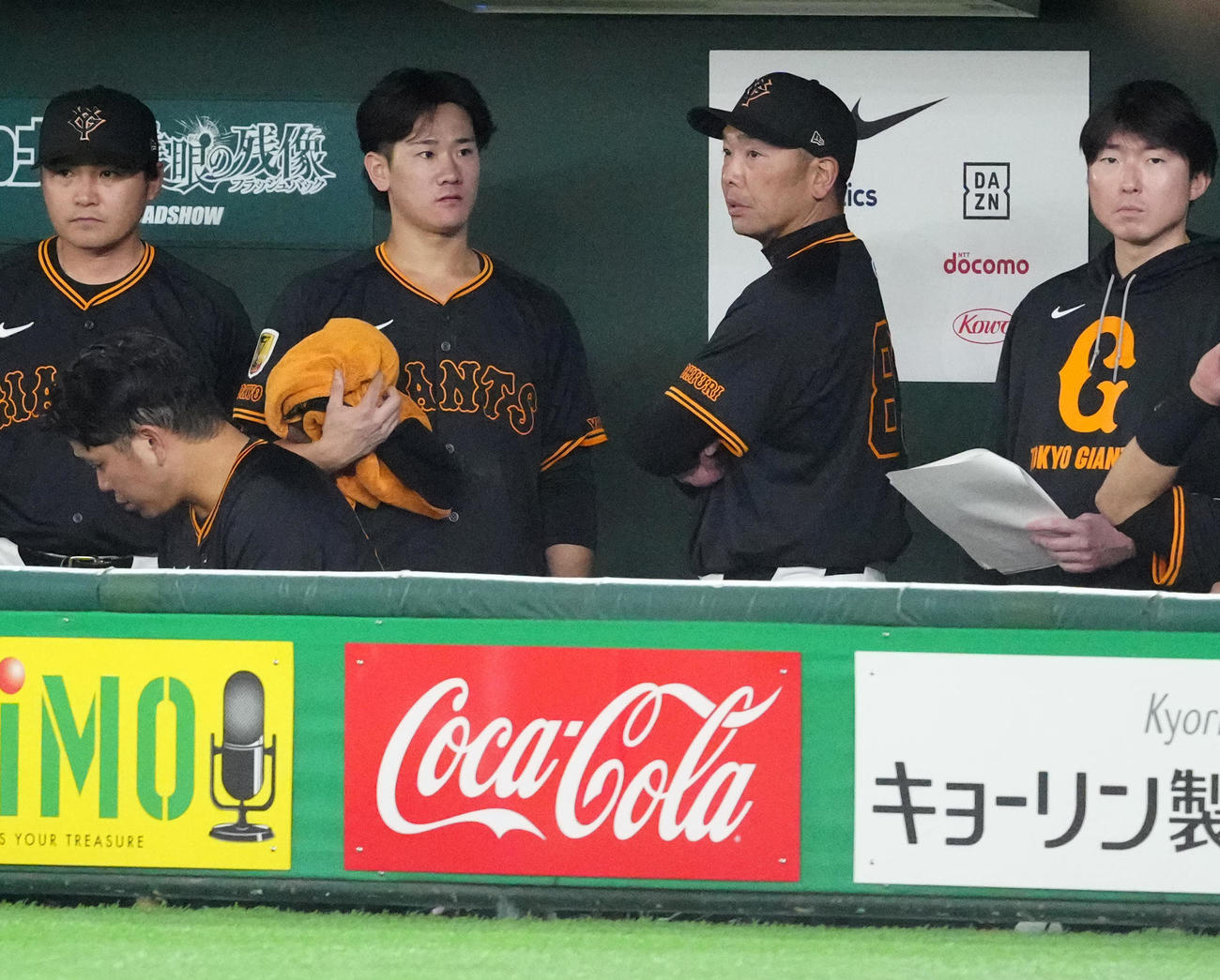 巨人対DeNA 7回表終了後、ベンチで巨人阿部監督（中央右）の話を聞く先発の井上（撮影・江口和貴）
