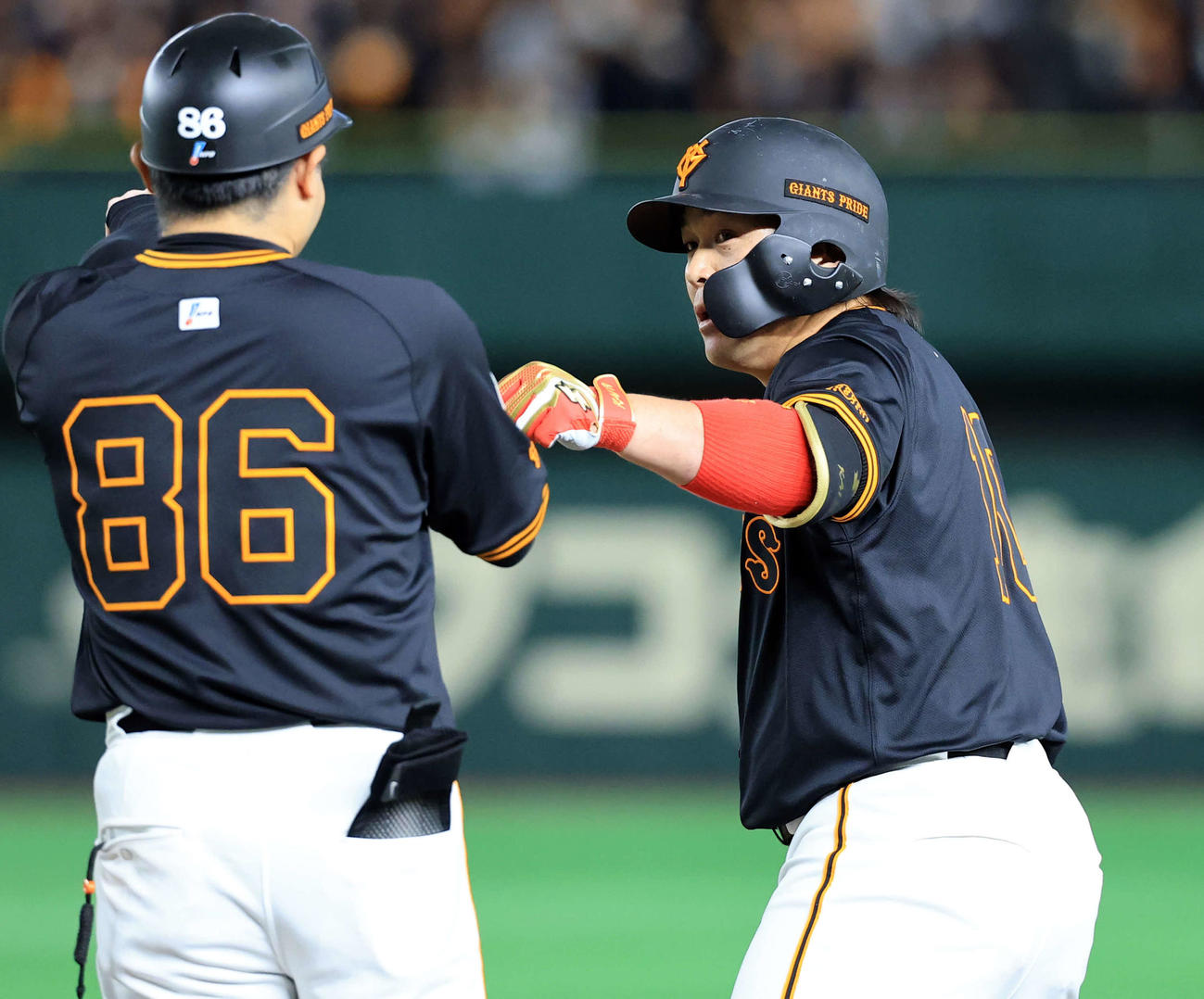 巨人対DeNA 3回裏巨人1死一、三塁、甲斐は先制適時打を放ちグータッチ（撮影・浅見桂子）