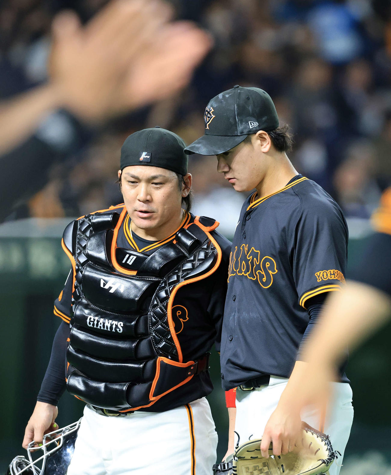 巨人対DeNA 4秋表DeNAの攻撃を抑えた井上〔右）は甲斐から声をかけられながらベンチに戻る（撮影・浅見桂子）