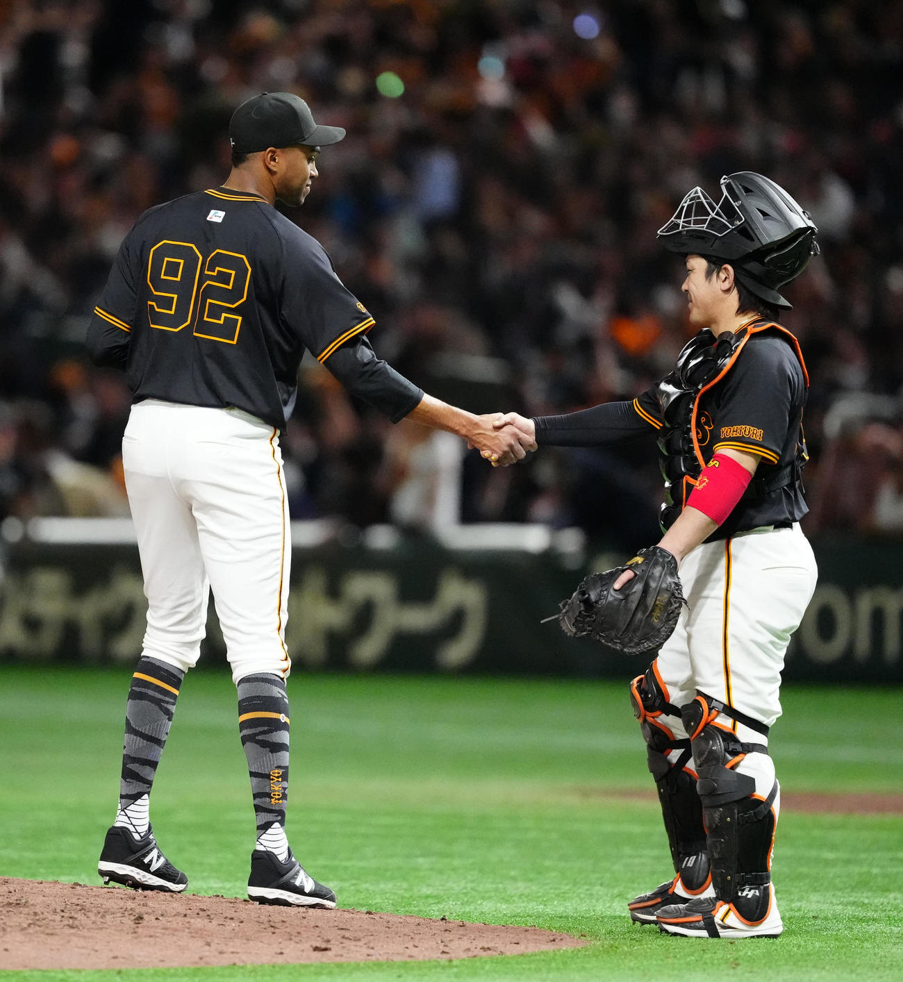 巨人対DeNA　試合後、握手を交わす巨人3番手のマルティネス（左）と捕手甲斐（撮影・江口和貴）
