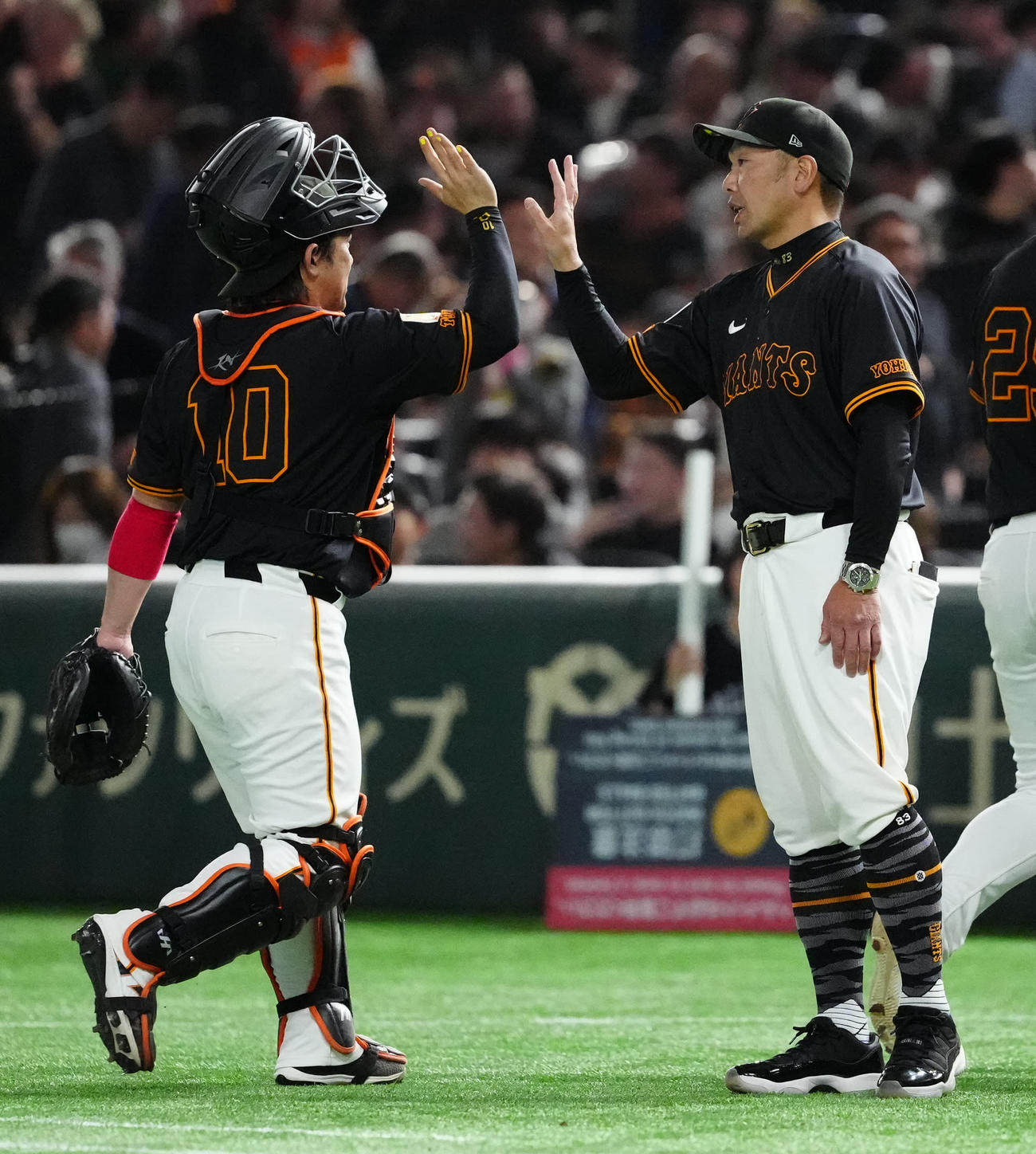 巨人対DeNA　試合後、巨人捕手甲斐（左）とタッチを交わす阿部監督（撮影・江口和貴）