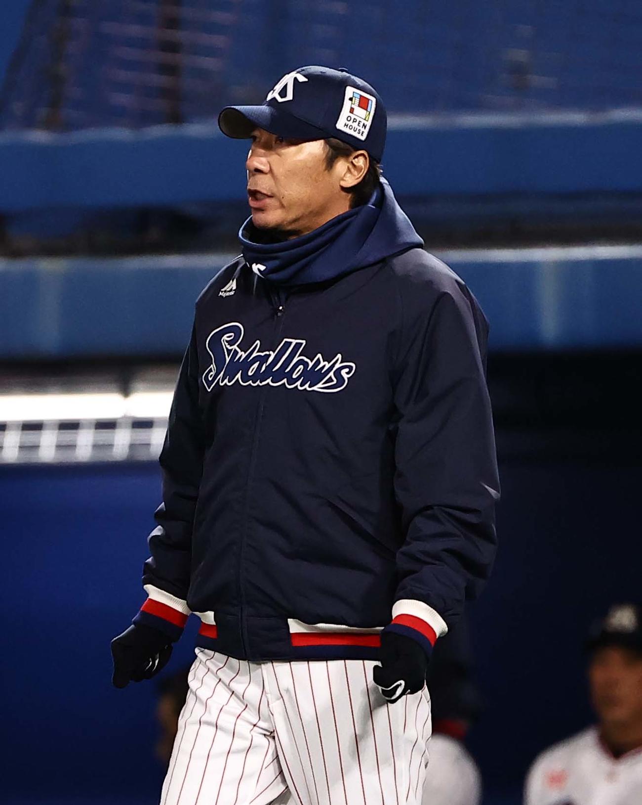 ヤクルト対阪神　選手交代を告げる高津監督（撮影・上田博志）