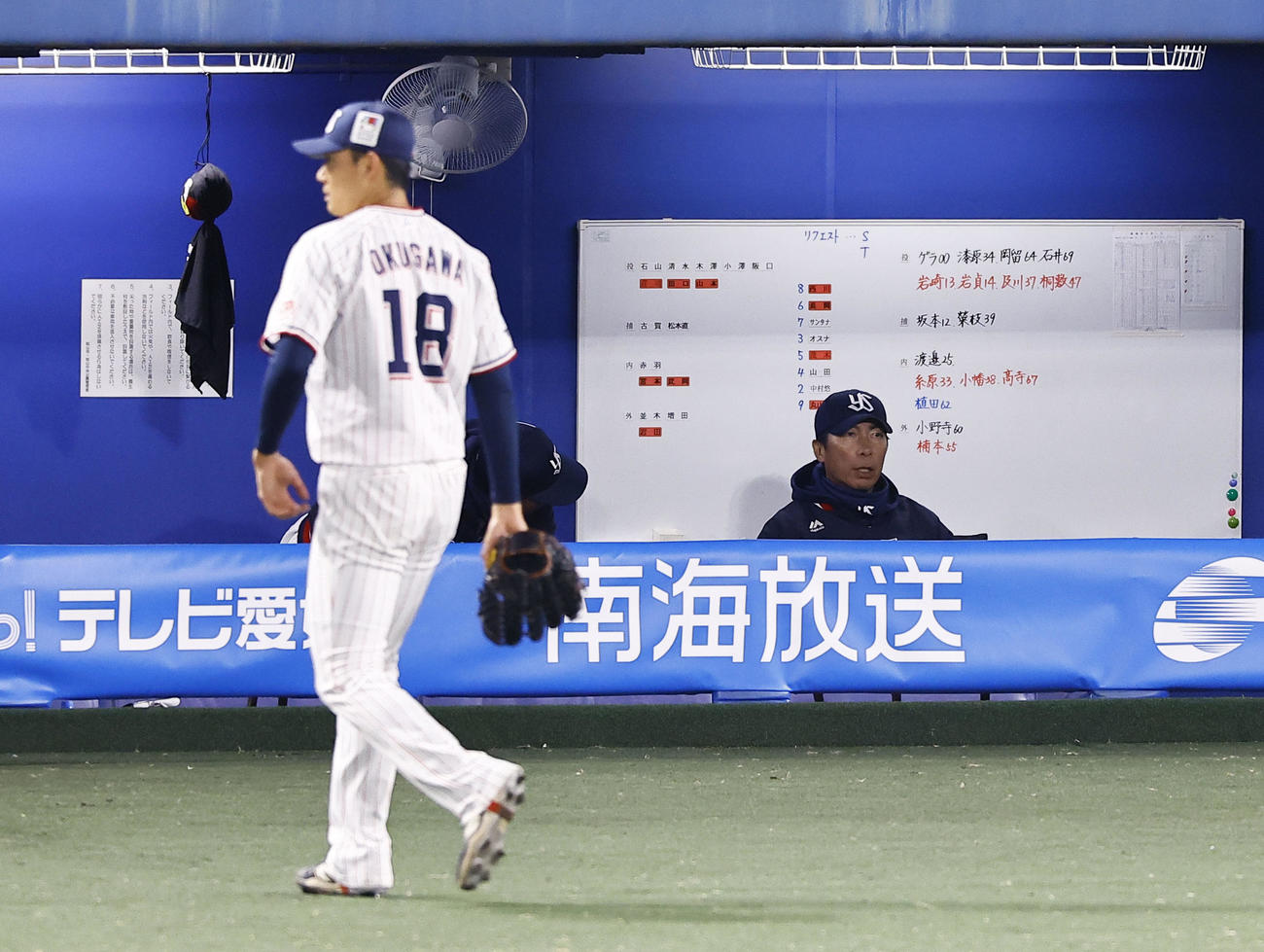 ヤクルト対阪神　6回途中、ベンチのヤクルト高津監督と降板する奥川（撮影・藤尾明華）