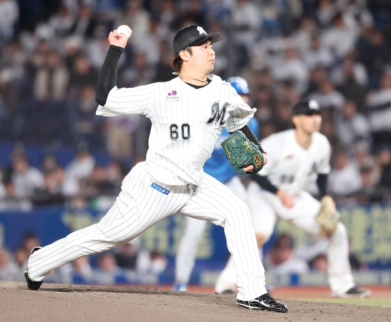 ロッテ対日本ハム　6回表1死満塁、力投する横山（撮影・河田真司）