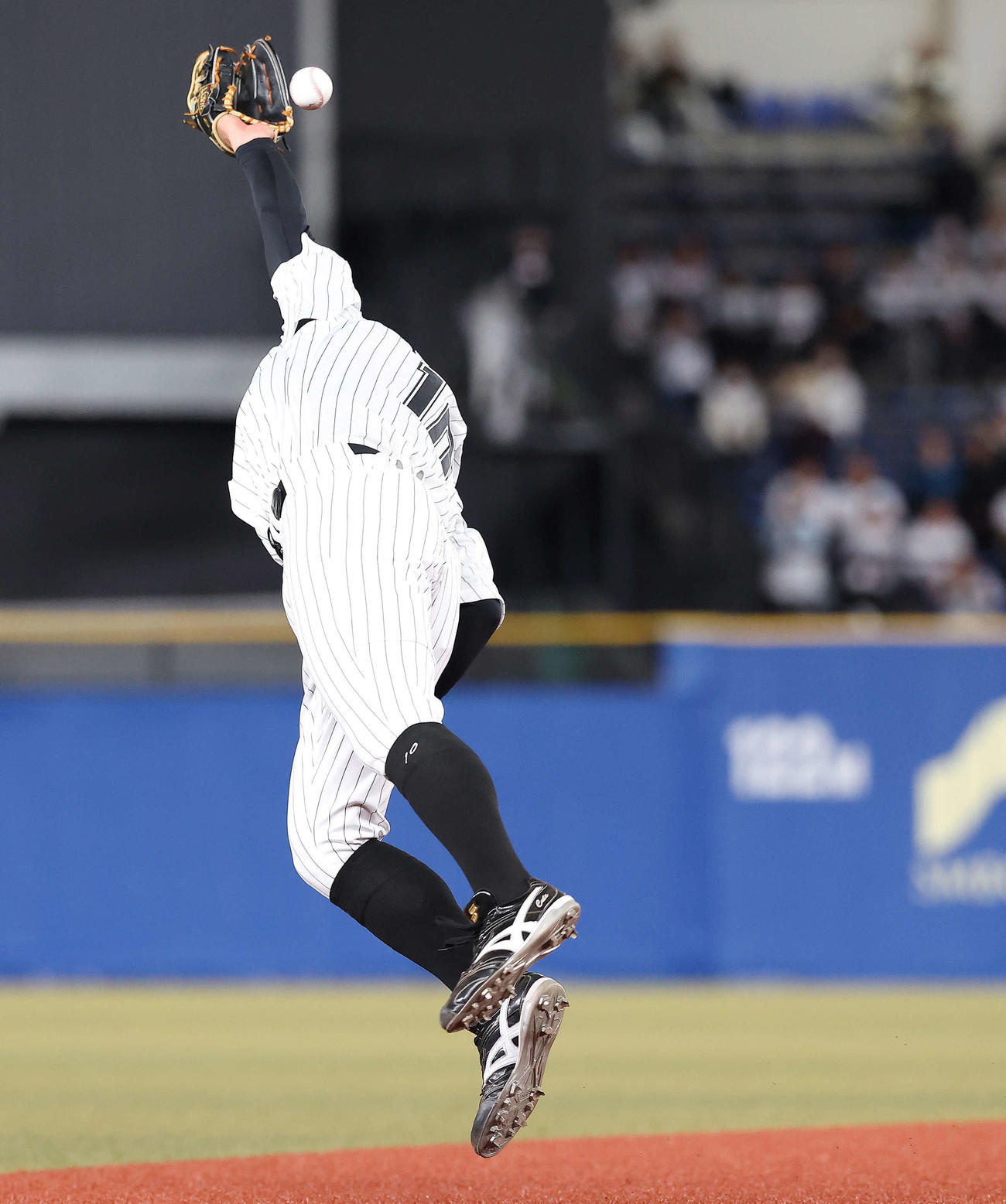 ロッテ対日本ハム　6回表1死三塁、伏見の打球を落球させる上田（撮影・河田真司）