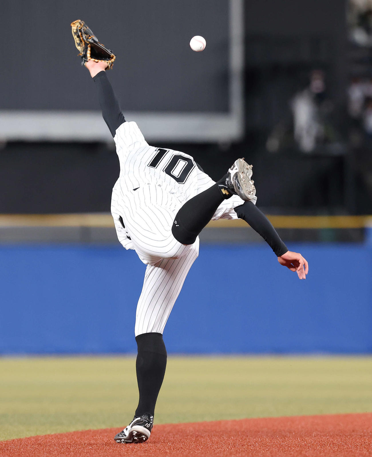 ロッテ対日本ハム　6回表1死三塁、伏見の打球を落球させる上田（撮影・河田真司）