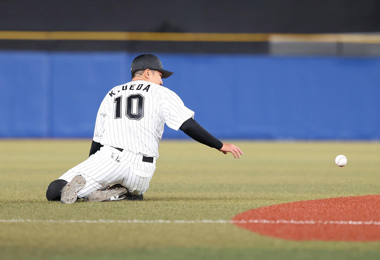 ロッテ対日本ハム　6回表1死三塁、伏見の打球を落球させる上田（撮影・河田真司）