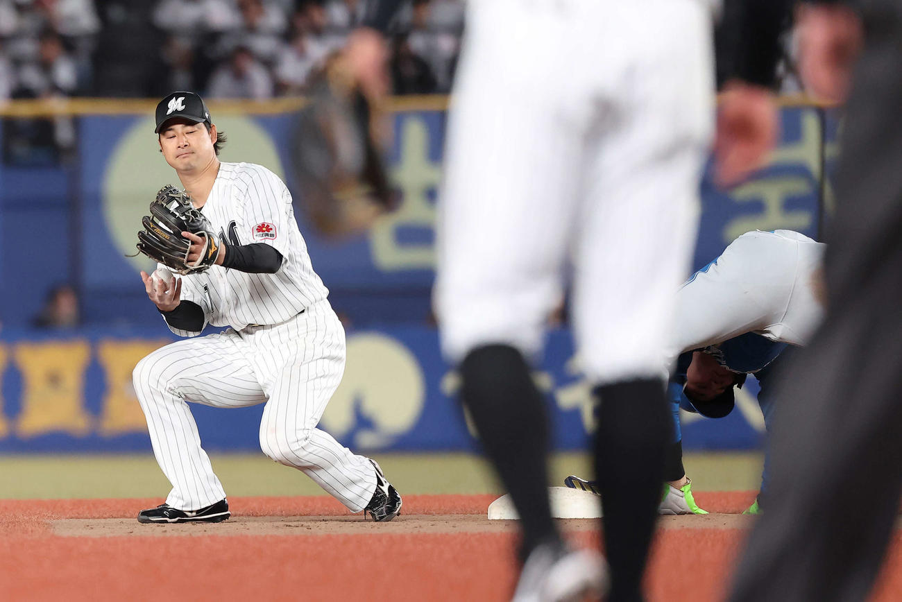 ロッテ対日本ハム　6回表日本ハム1死満塁、野村佑希の遊ゴロから捕球ミスする藤岡（撮影・河田真司）