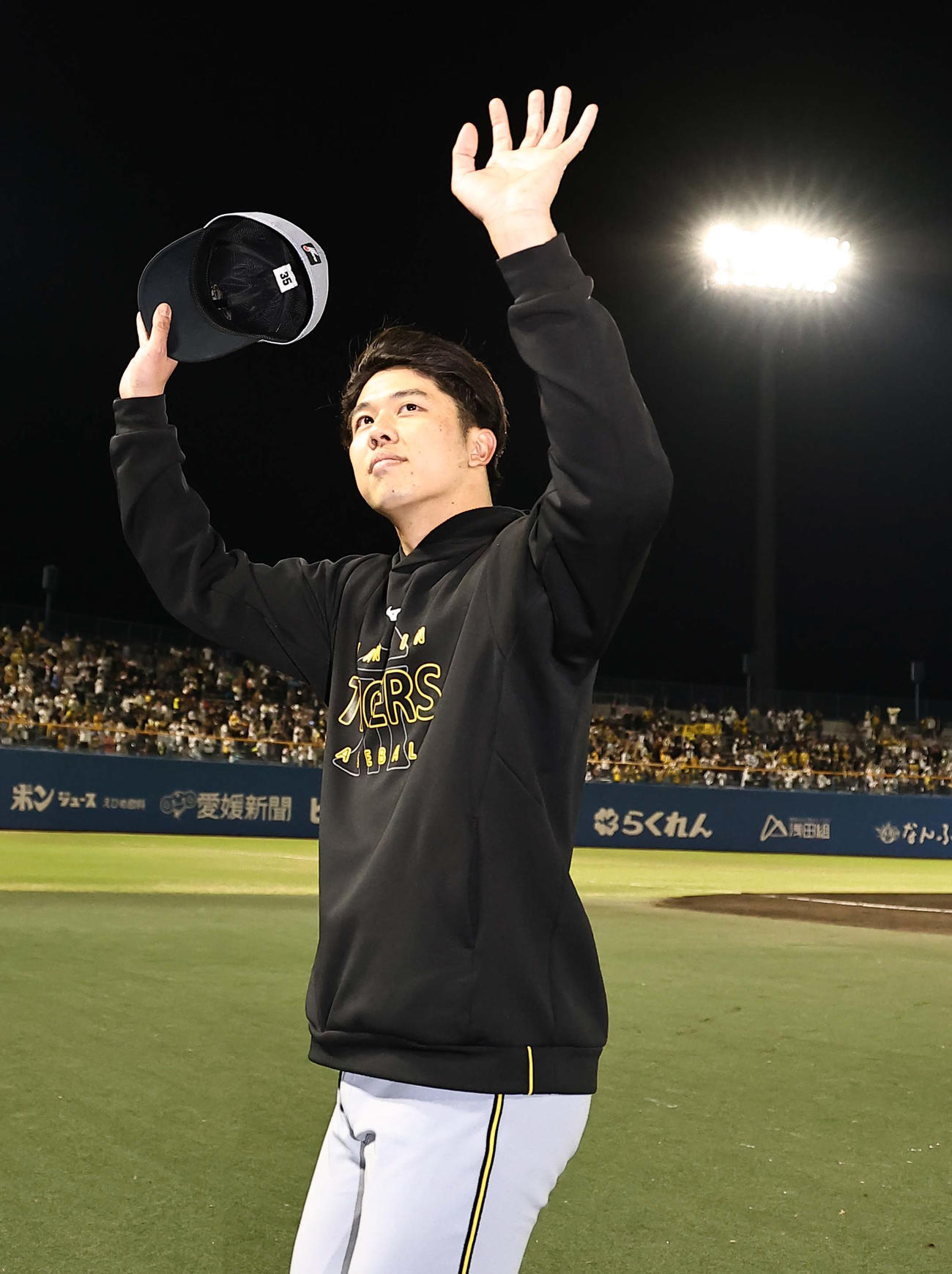 ヤクルト対阪神　ヤクルトに勝利した才木はファンの歓声に応える（撮影・上田博志）