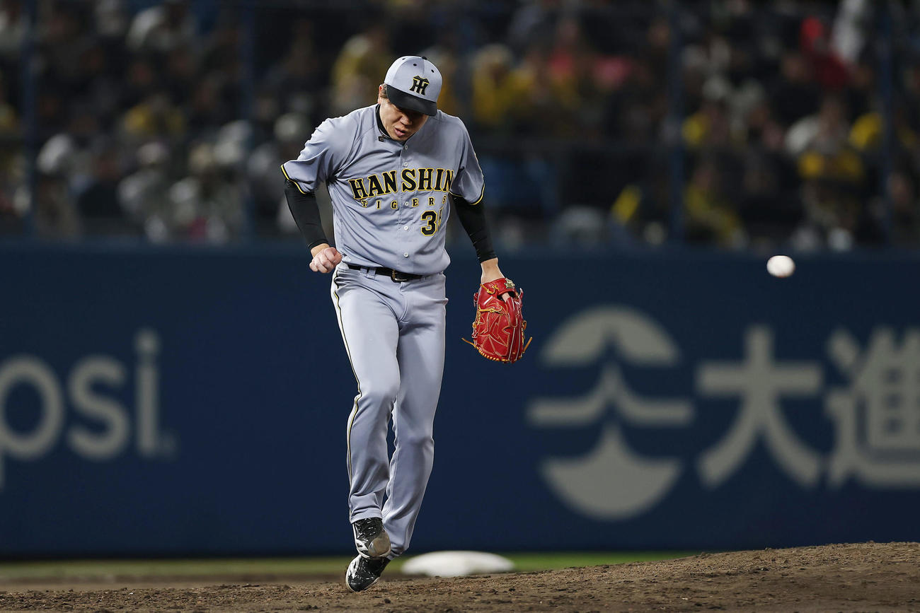 ヤクルト対阪神　6回裏ヤクルト2死、西川に中前打を浴びる才木（撮影・前田充）