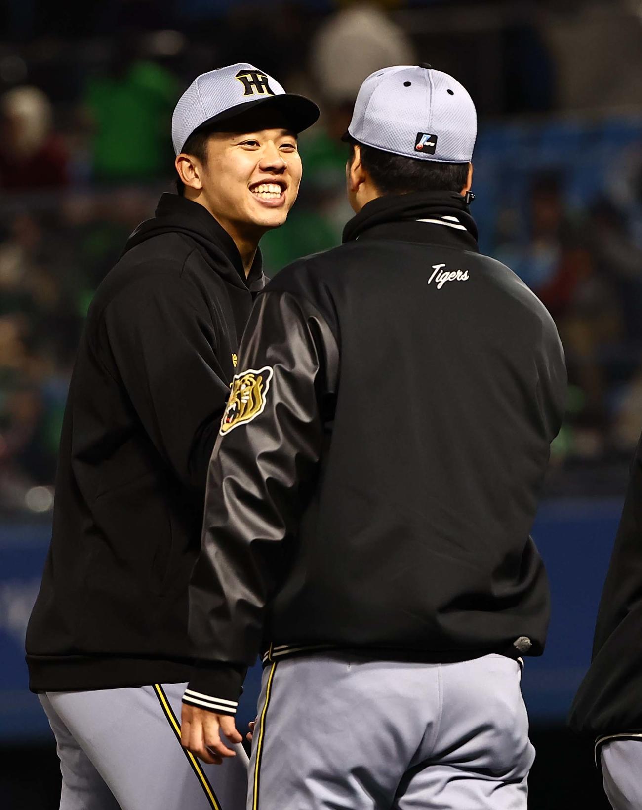 ヤクルト対阪神　ヤクルトに勝利した才木（左）は藤川監督と笑顔でハイタッチをする（撮影・上田博志）