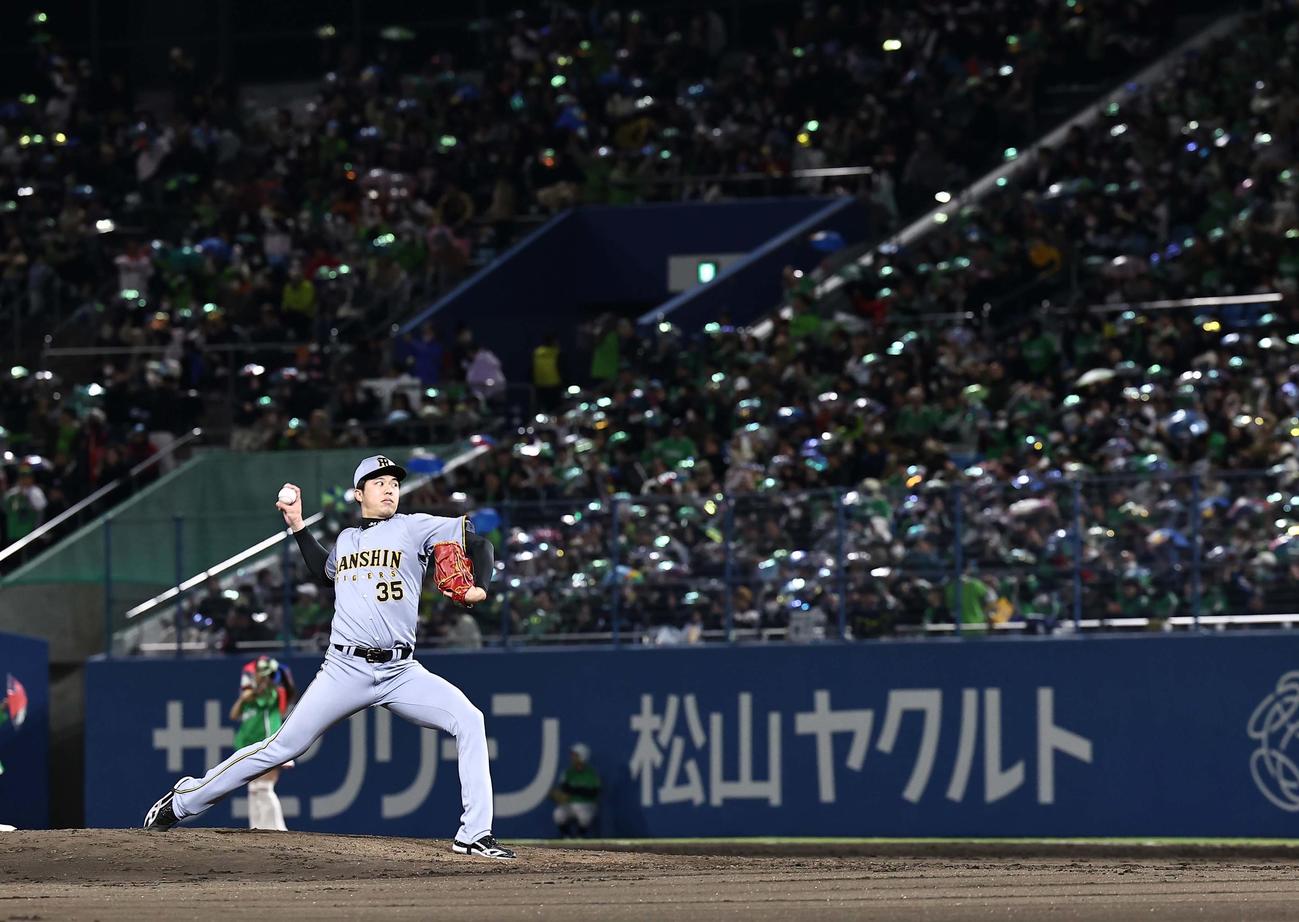 ヤクルト対阪神　7回、東京音頭が流れる中で投球練習をする才木（撮影・上田博志）