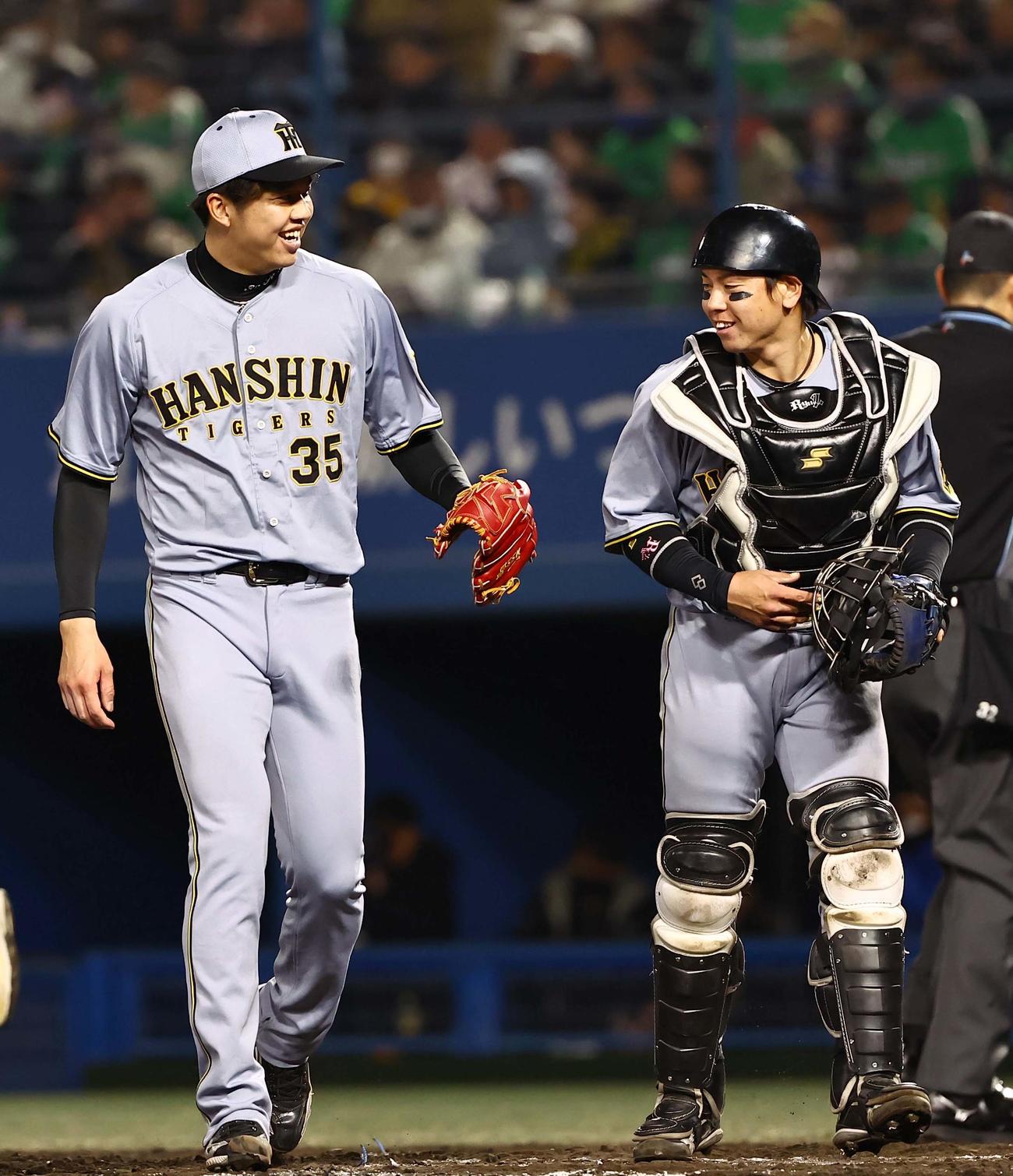 ヤクルト対阪神　6回裏ヤクルト2死一塁、長岡の捕ゴロを処理した梅野（右）と笑顔を見せる才木（撮影・上田博志）