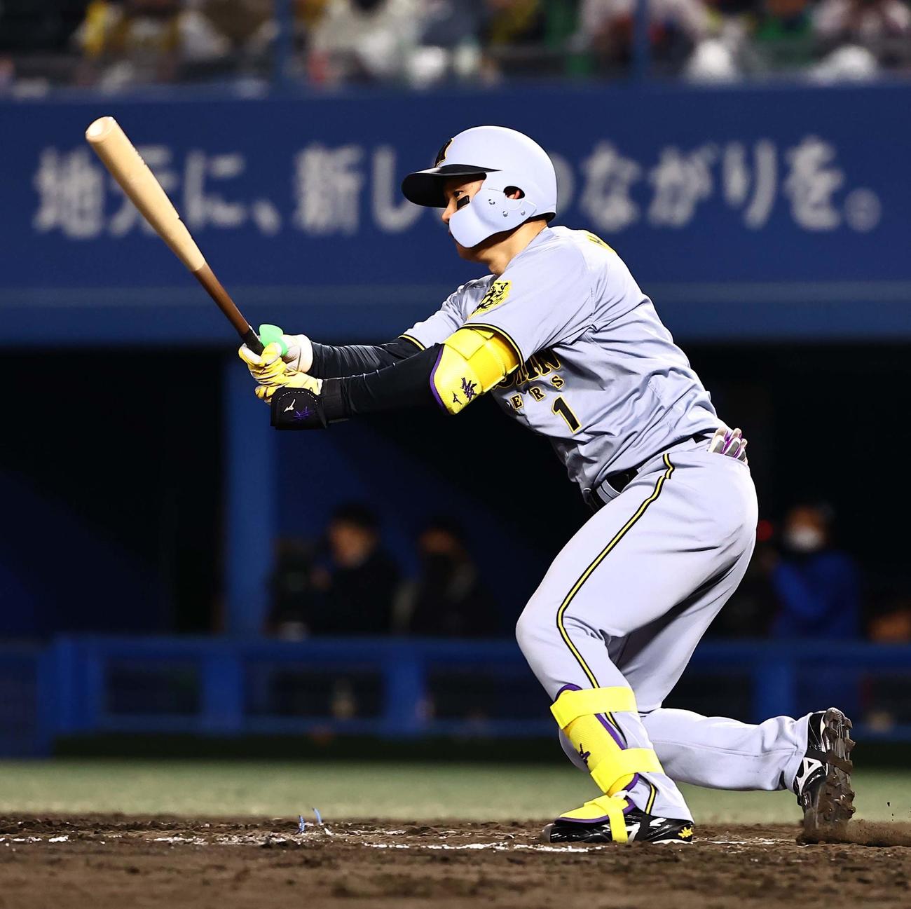 ヤクルト対阪神　7回表阪神1死、森下は左前打を放つ（撮影・上田博志）