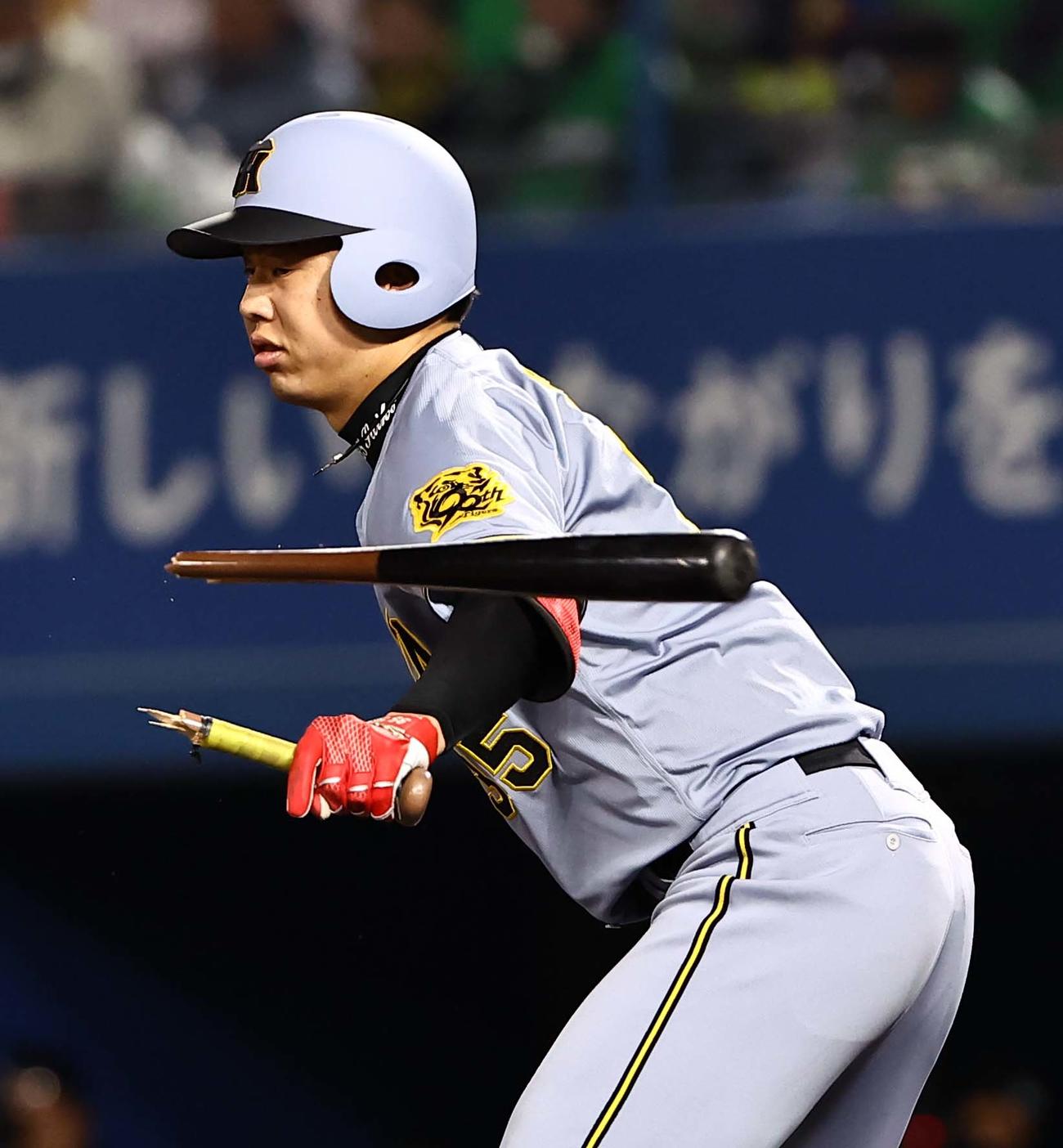 ヤクルト対阪神　5回表阪神1死、才木はバットを折られ投ゴロに倒れる（撮影・上田博志）