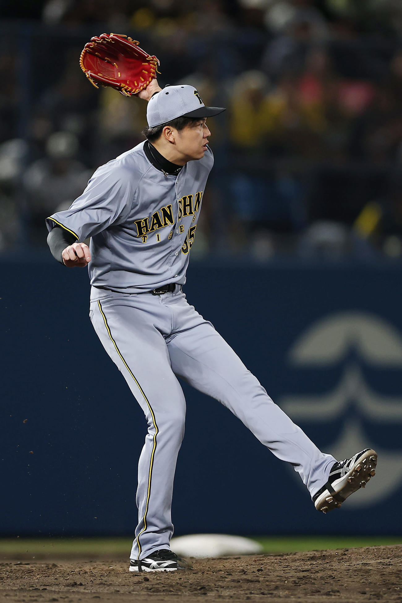 ヤクルト対阪神　6回裏ヤクルト2死、西川に中前打を浴びる才木（撮影・前田充）