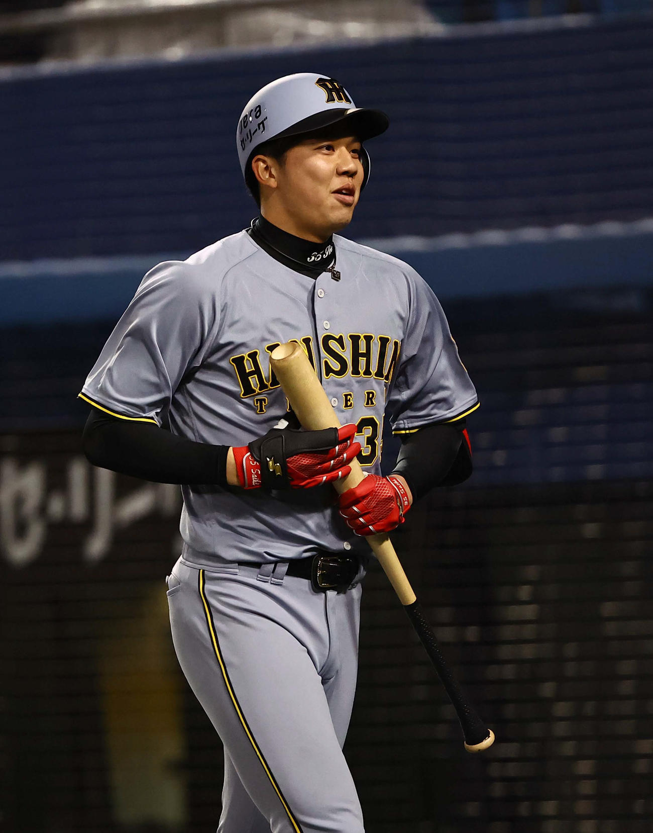 ヤクルト対阪神　6回表阪神1死一、三塁、バントを決めた才木は笑顔を見せる（撮影・上田博志）