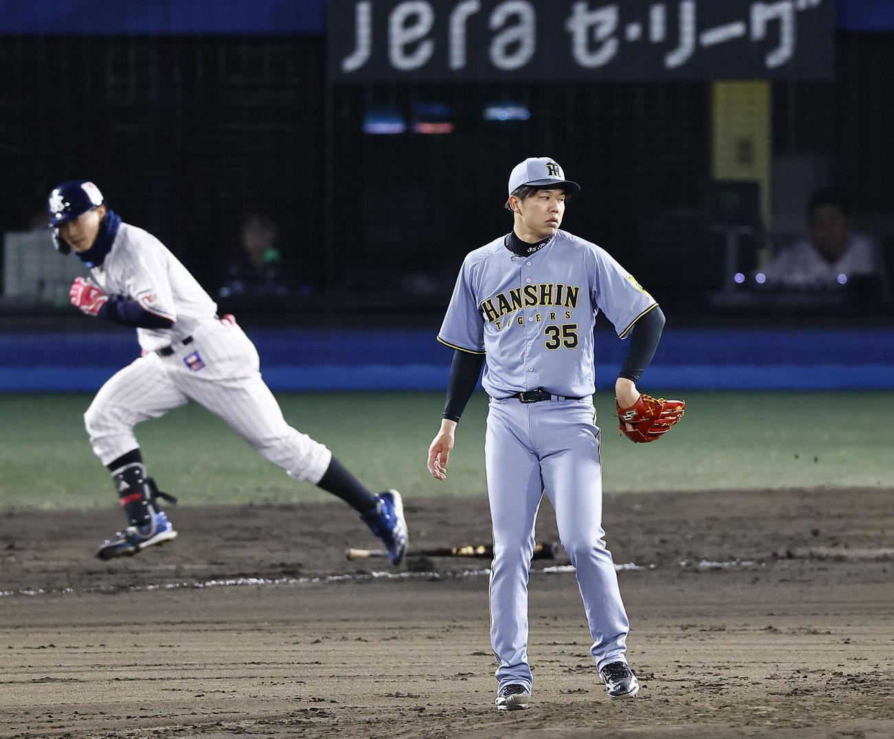 ヤクルト対阪神　6回裏ヤクルト2死、西川に中前打を許す才木（撮影・藤尾明華）