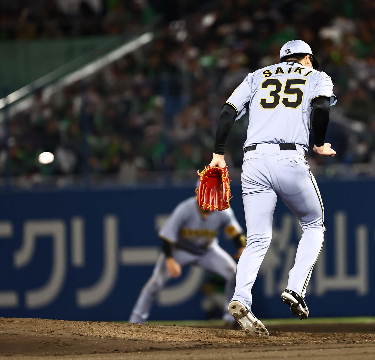 ヤクルト対阪神　6回裏ヤクルト2死、西川に中前打を浴びる才木（撮影・上田博志）