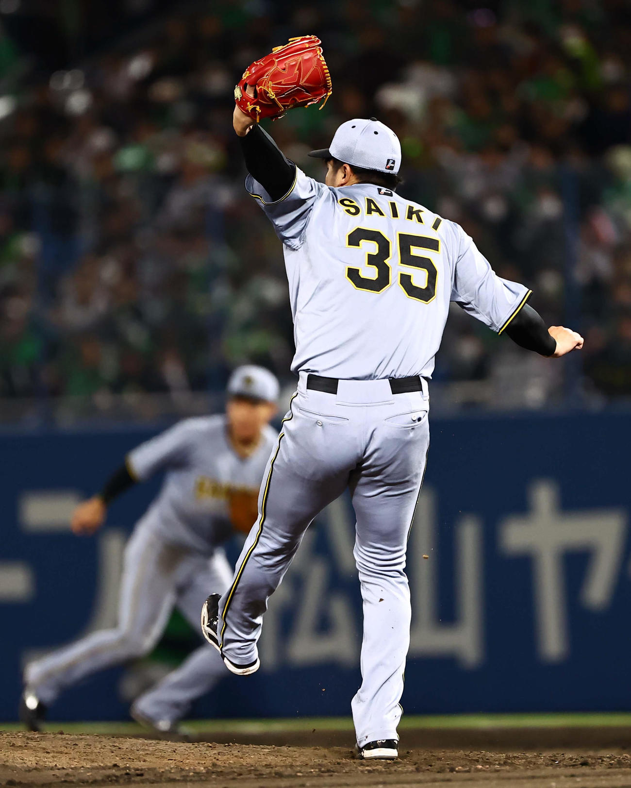 ヤクルト対阪神　6回裏ヤクルト2死、西川に中前打を浴びる才木（撮影・上田博志）