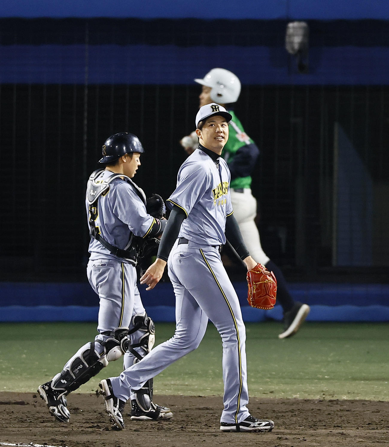 ヤクルト対阪神　6回を終えベンチに戻る阪神才木（右）と梅野（撮影・藤尾明華）