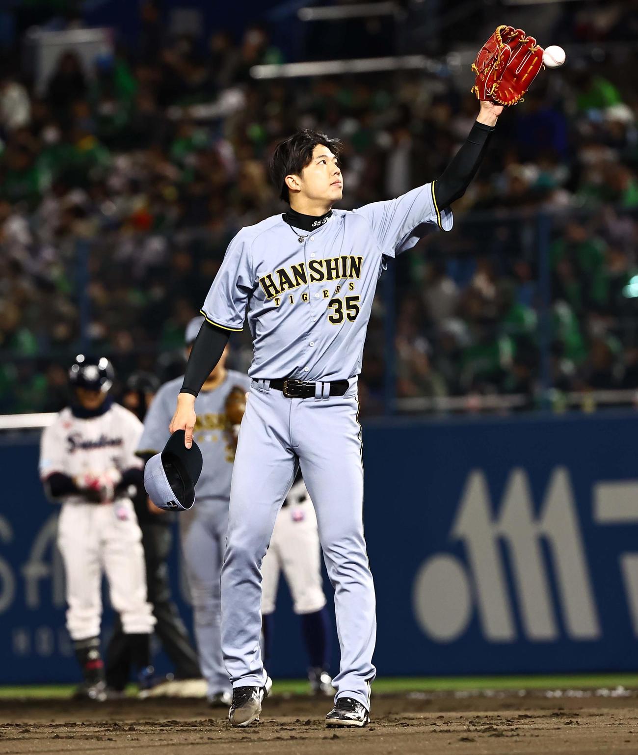 ヤクルト対阪神　6回裏ヤクルト2死、西川（左）に中前打を浴びる才木（撮影・上田博志）