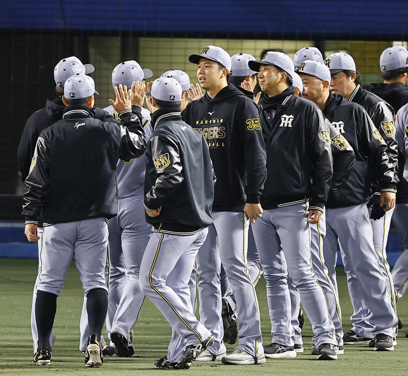ヤクルト対阪神　ヤクルトに勝利し、ナインとタッチを交わす阪神才木（中央）、藤川監督ら（撮影・藤尾明華）