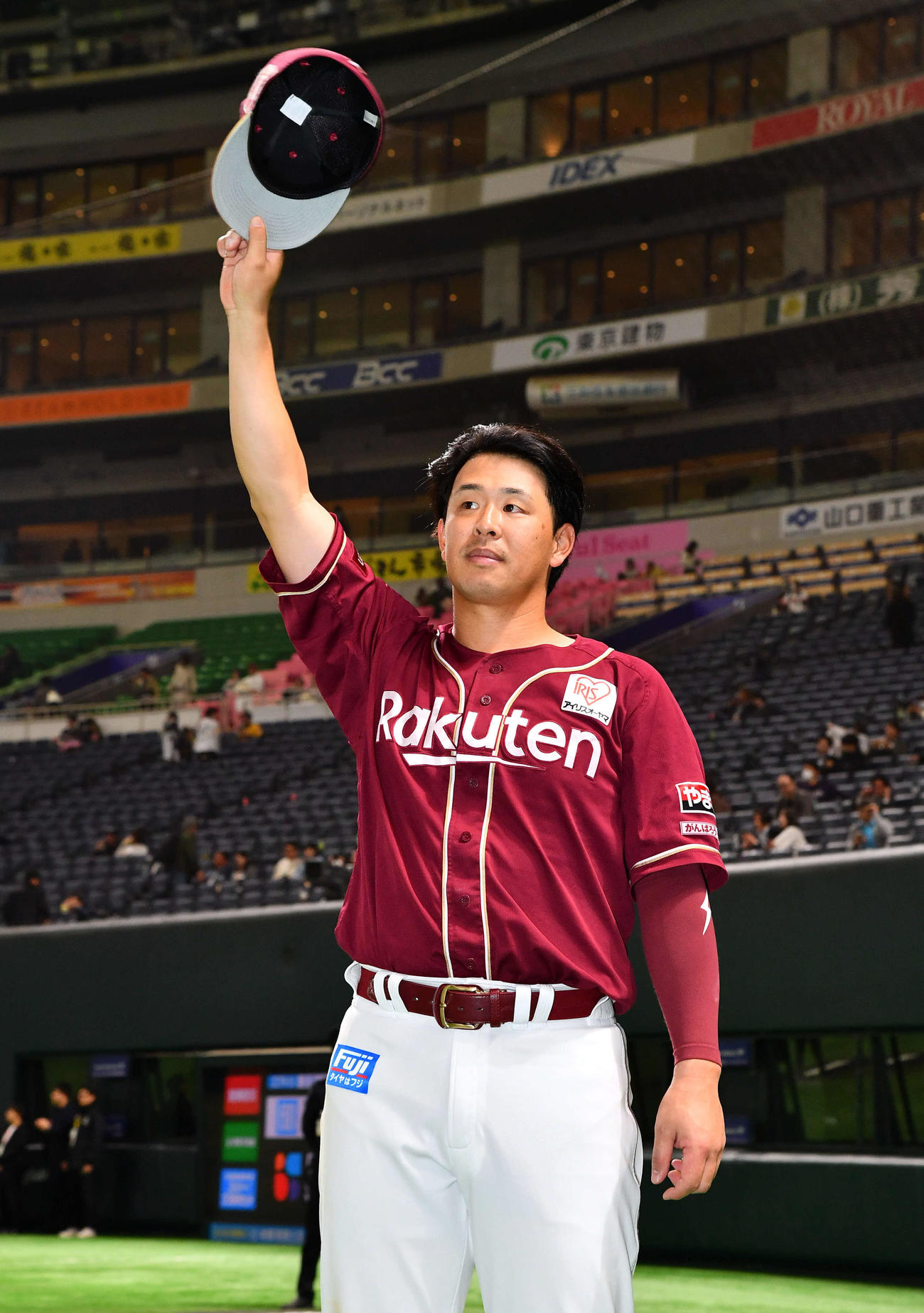 ソフトバンク対楽天　ヒーローインタビューを終え、スタンドの楽天ファンに手を振る浅村（撮影・岩下翔太）