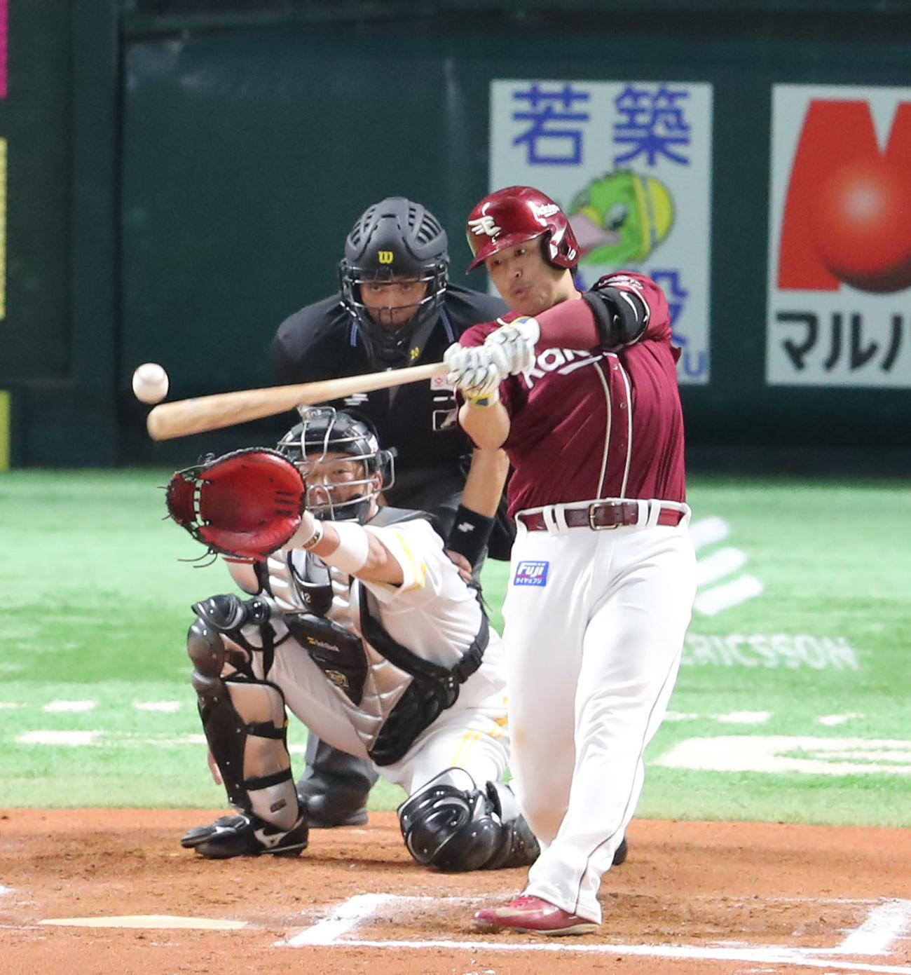 ソフトバンク対楽天　延長10回表楽天2死一、二塁、浅村は中前に勝ち越し適時打を放つ（撮影・梅根麻紀）
