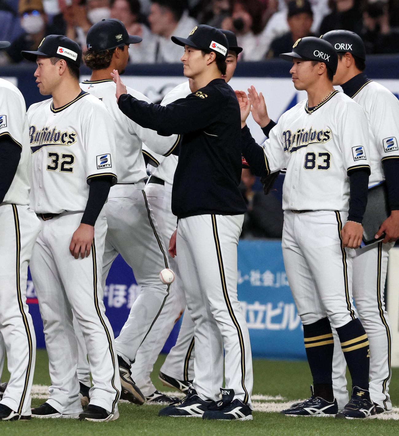 オリックス対西武　西武に勝利し紅林（左）からウイニングボールを渡された高島だが気がつかないままボールはグラウンドへ落下（撮影・加藤哉）