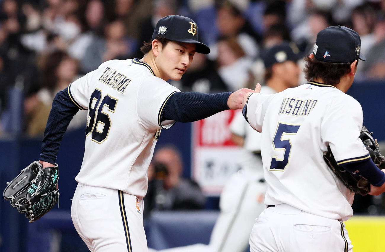 オリックス対西武　5回表西武2死、高島は西武打線を無失点で抑え西野（右）とタッチする（撮影・加藤哉）