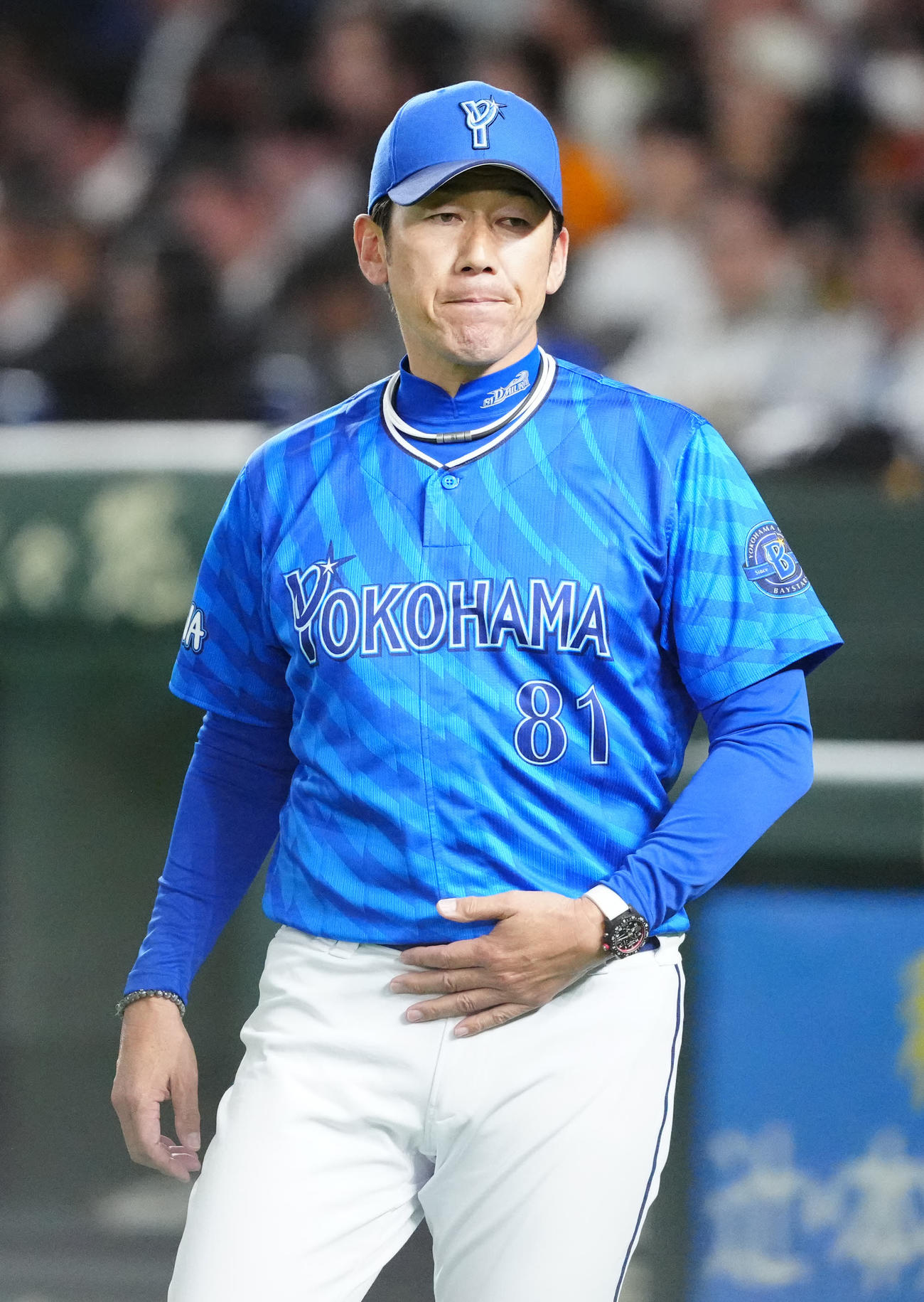 巨人対DeNA 8回裏開始前、選手交代を告げたDeNA三浦監督（撮影・江口和貴）