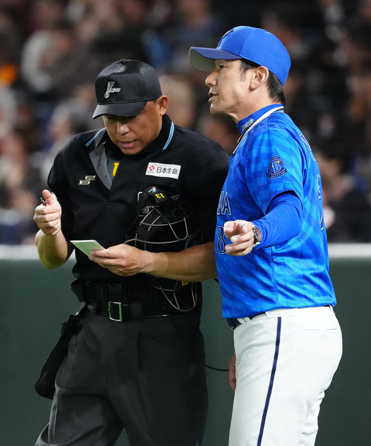 巨人対DeNA 7回裏開始前、選手交代を告げるDeNA三浦監督（撮影・江口和貴）